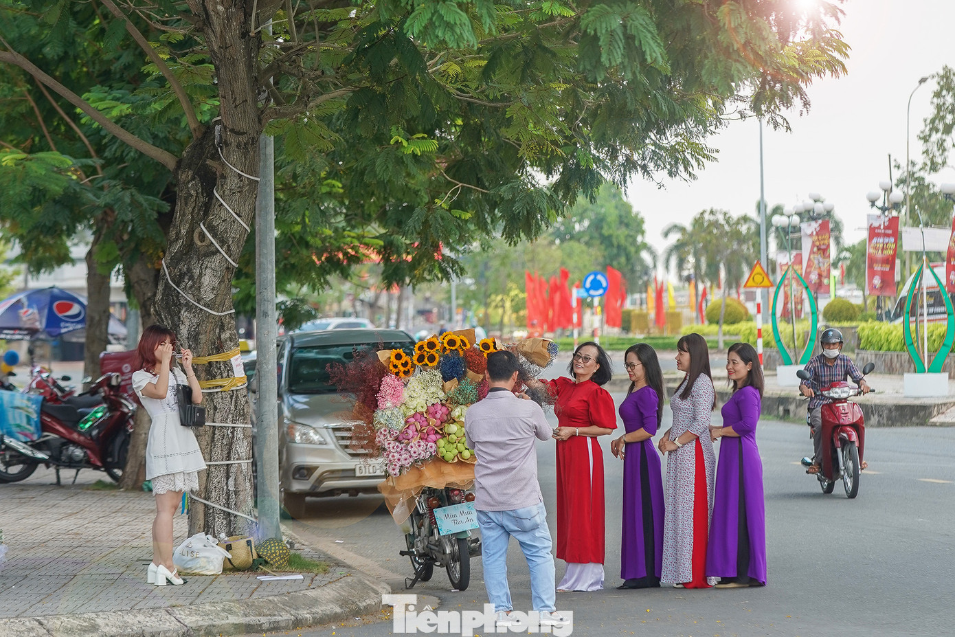Xe hoa anh Ngọc dí dỏm với dòng chữ &quot;Mùa mưa Tân An&quot;.