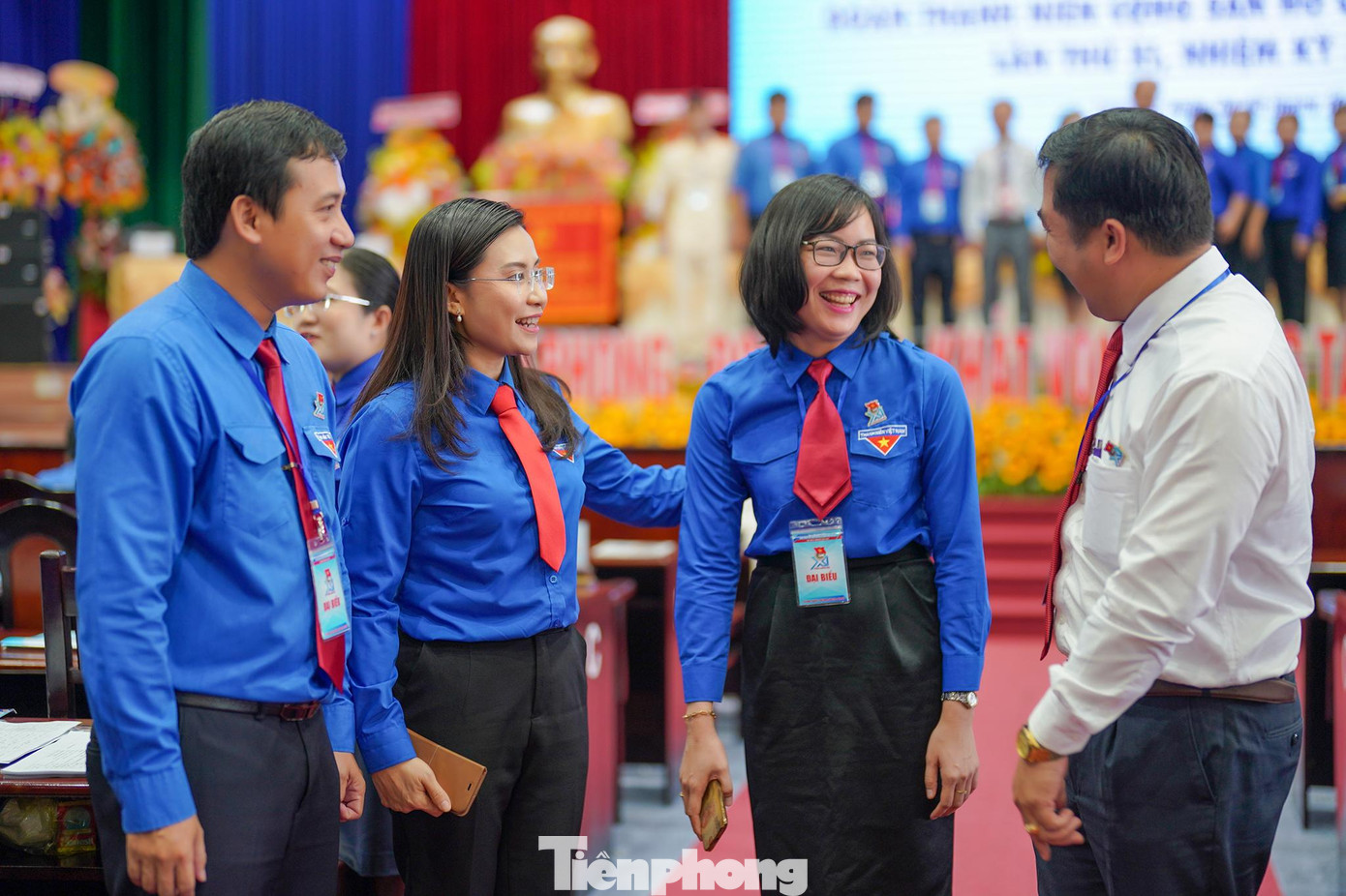 Chị Nguyễn Phạm Duy Trang - Bí thư T.Ư Đoàn, Chủ tịch Hội đồng Đội T.Ư thăm hỏi, động viên cán bộ Đoàn cơ sở.