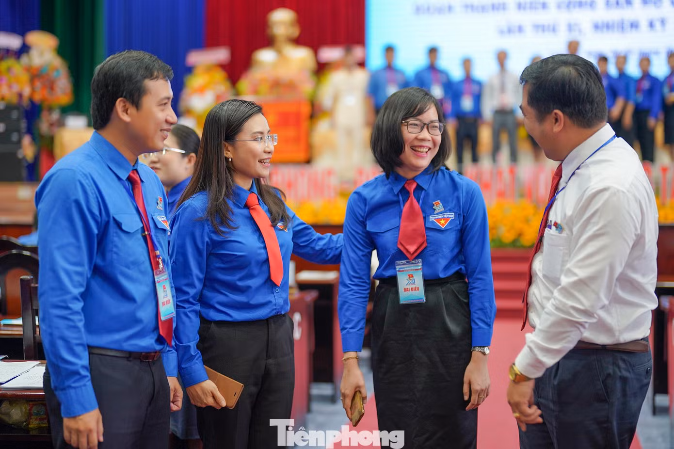 Chị Nguyễn Phạm Duy Trang - Bí thư T.Ư Đoàn, Chủ tịch Hội đồng Đội T.Ư thăm hỏi, động viên cán bộ Đoàn cơ sở.