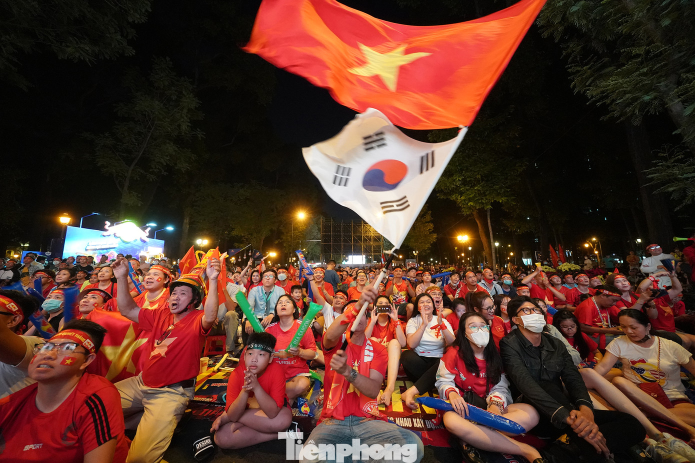 Trước khi trận đấu giữa tuyển Việt Nam và Thái Lan diễn ra, hàng ngàn người hâm mộ đã tập trung sớm tại trục đường Lê Duẩn (quận 1, TPHCM) với cờ, băng rôn, khẩu hiệu khuấy động không khí cổ vũ. Trước khi trận đấu giữa tuyển Việt Nam và Thái Lan diễn ra, hàng ngàn người hâm mộ đã tập trung sớm tại trục đường Lê Duẩn (quận 1, TPHCM) với cờ, băng rôn, khẩu hiệu khuấy động không khí cổ vũ.