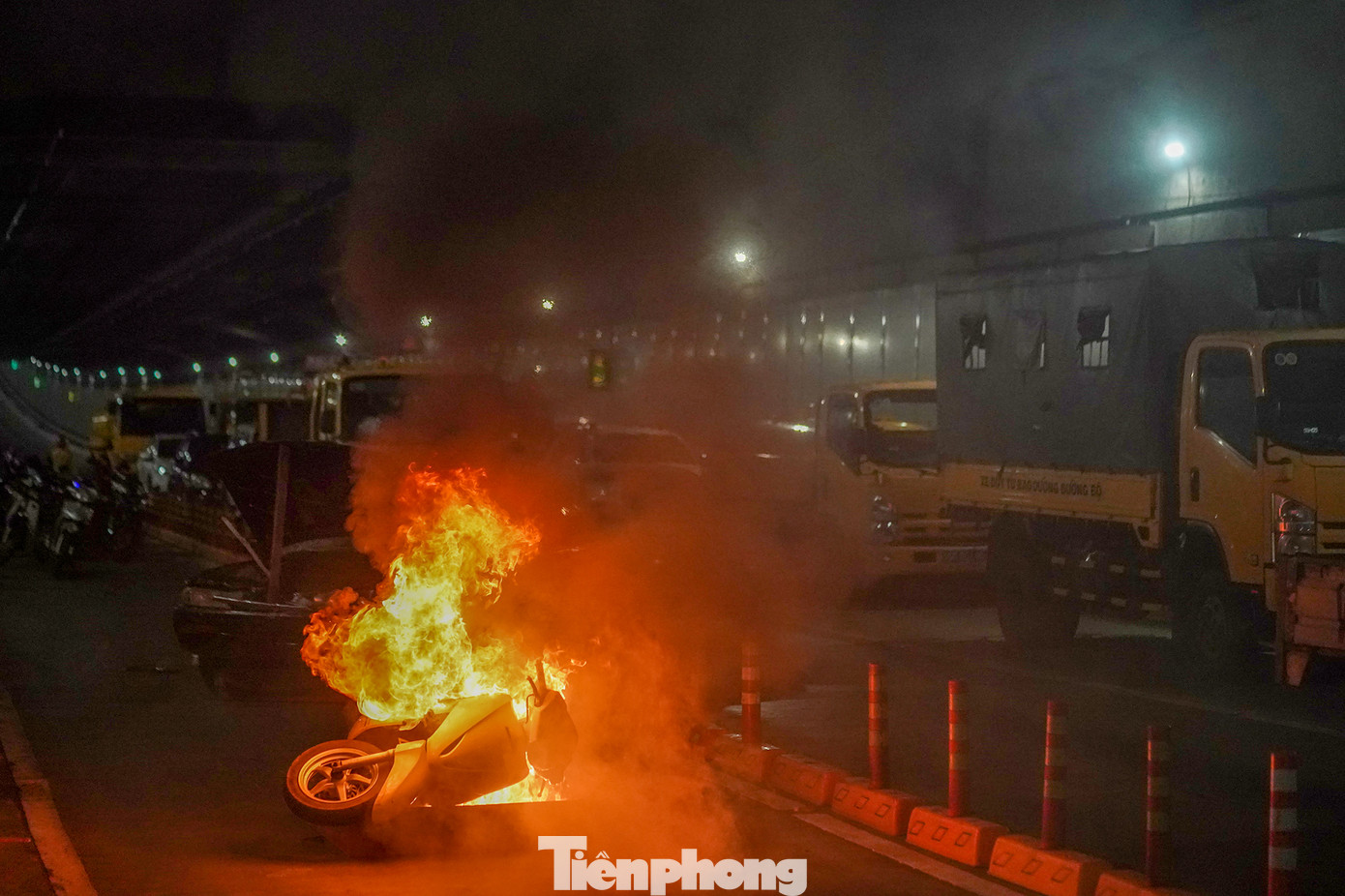 Theo kịch bản, vào lúc 9h ngày 28/5, xe khách 30 chỗ đang lưu thông trong đường hầm sông Sài Gòn (hướng từ Quận 1 sang thành phố Thủ Đức), đến vị trí cách đầu hầm Thủ Đức 300m thì gặp sự cố khiến xe bị tắt máy đột ngột không di chuyển được. Do dừng đột ngột, tài xế xe tải chở hàng tải trọng 2,5 tấn đang chạy cùng làn đường phía sau không làm chủ được tay lái tông thẳng vào đuôi xe khách gây tai nạn liên hoàn các xe phía sau.