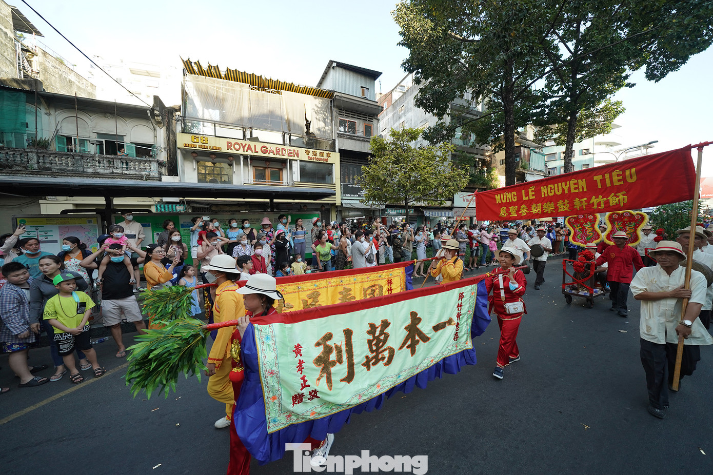 Người dân tập trung tại một trạm xe buýt trên đường Châu Văn Liêm theo dõi lễ diễu hành.