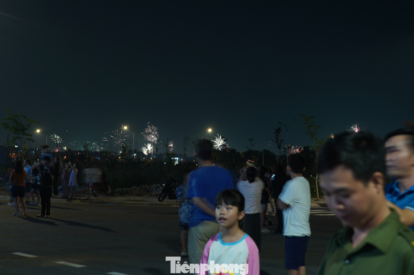 "Năm nay, gia đình tôi không phải đi ra phố đi bộ Nguyễn Huệ xem vì gần nhà có pháo hoa luôn. Vui hơn nữa là lần đầu tiên tôi thấy người dân xung quanh cũng bắn pháo cùng với nhà nước tạo nên cảnh tượng lần đầu tiên tôi thấy trong đời", chị Lê Tuyết Thu Trinh, ngụ phường Tân Thới Nhất, Quận 12 chia sẻ. "Năm nay, gia đình tôi không phải đi ra phố đi bộ Nguyễn Huệ xem vì gần nhà có pháo hoa luôn. Vui hơn nữa là lần đầu tiên tôi thấy người dân xung quanh cũng bắn pháo cùng với nhà nước tạo nên cảnh tượng lần đầu tiên tôi thấy trong đời", chị Lê Tuyết Thu Trinh, ngụ phường Tân Thới Nhất, Quận 12 chia sẻ.