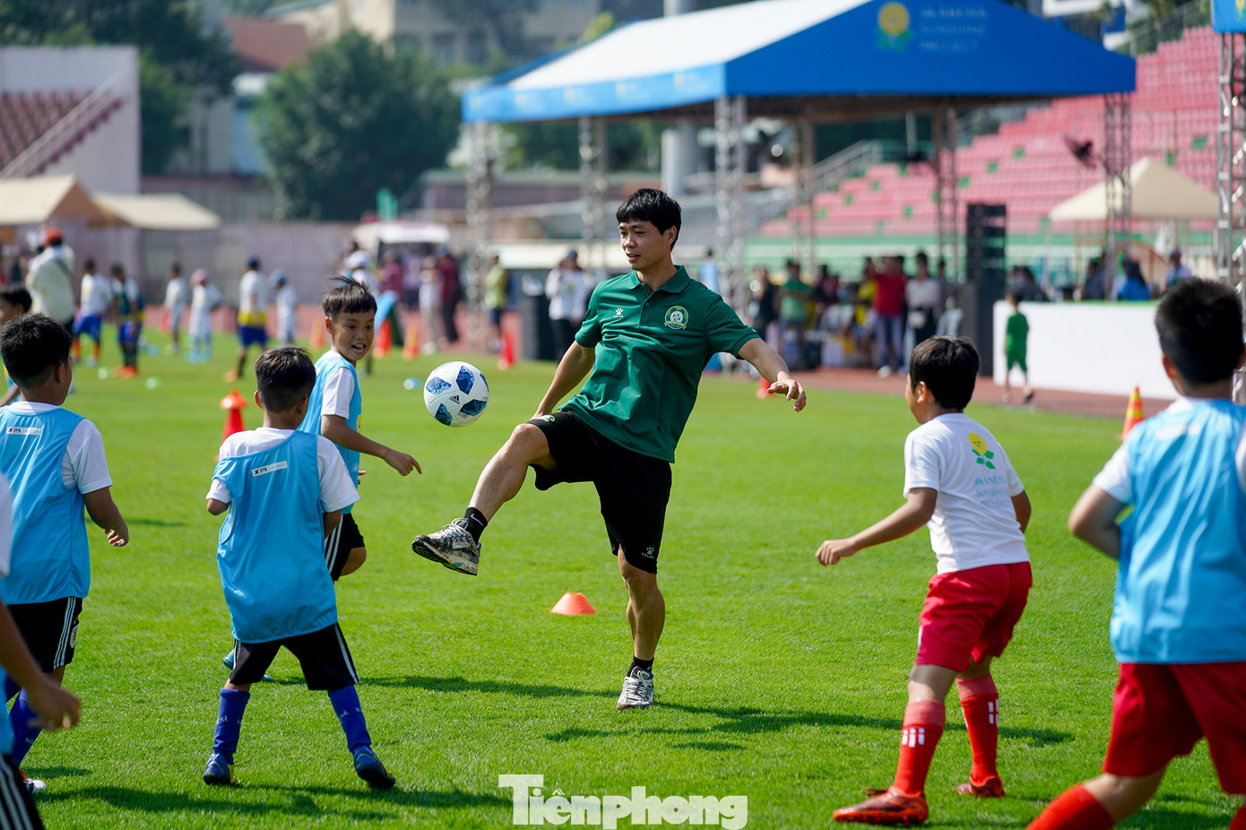 Theo nghiên cứu của BTC, do áp lực học tập, 50% trẻ em Việt Nam không dành đủ thời gian cho các hoạt động ngoài trời. Tuy nhiên, 75% phụ huynh nhận thấy hoạt động thể chất ngoài trời giúp tăng cường hệ thần kinh tự chủ, yếu tố thiết yếu cho sự phát triển toàn diện của trẻ.