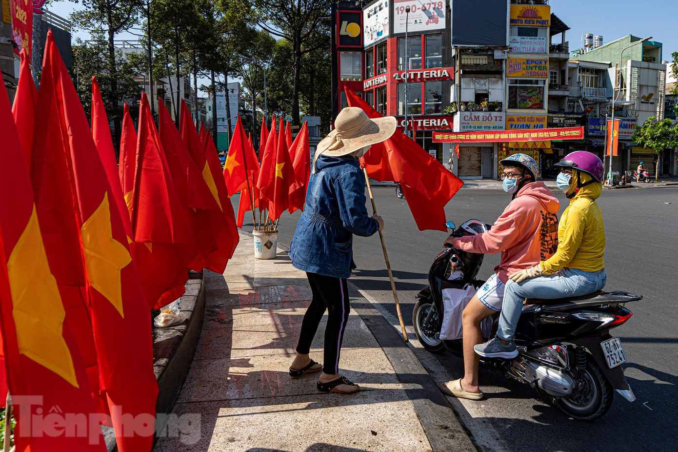 Khách ghé mua cờ Tổ quốc tại khu vực Ngã Bảy (TPHCM). Ảnh: Quỳnh Trâm