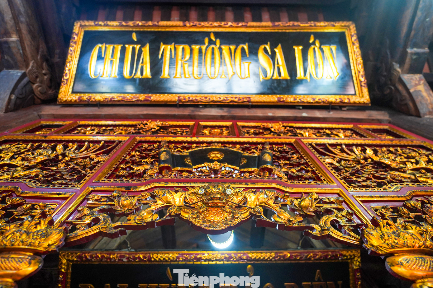 Các đoàn khách thăm đảo đều đến đây thắp nén hương thành tâm, tưởng nhớ công lao cha ông gìn giữ mảnh đất bao đời.