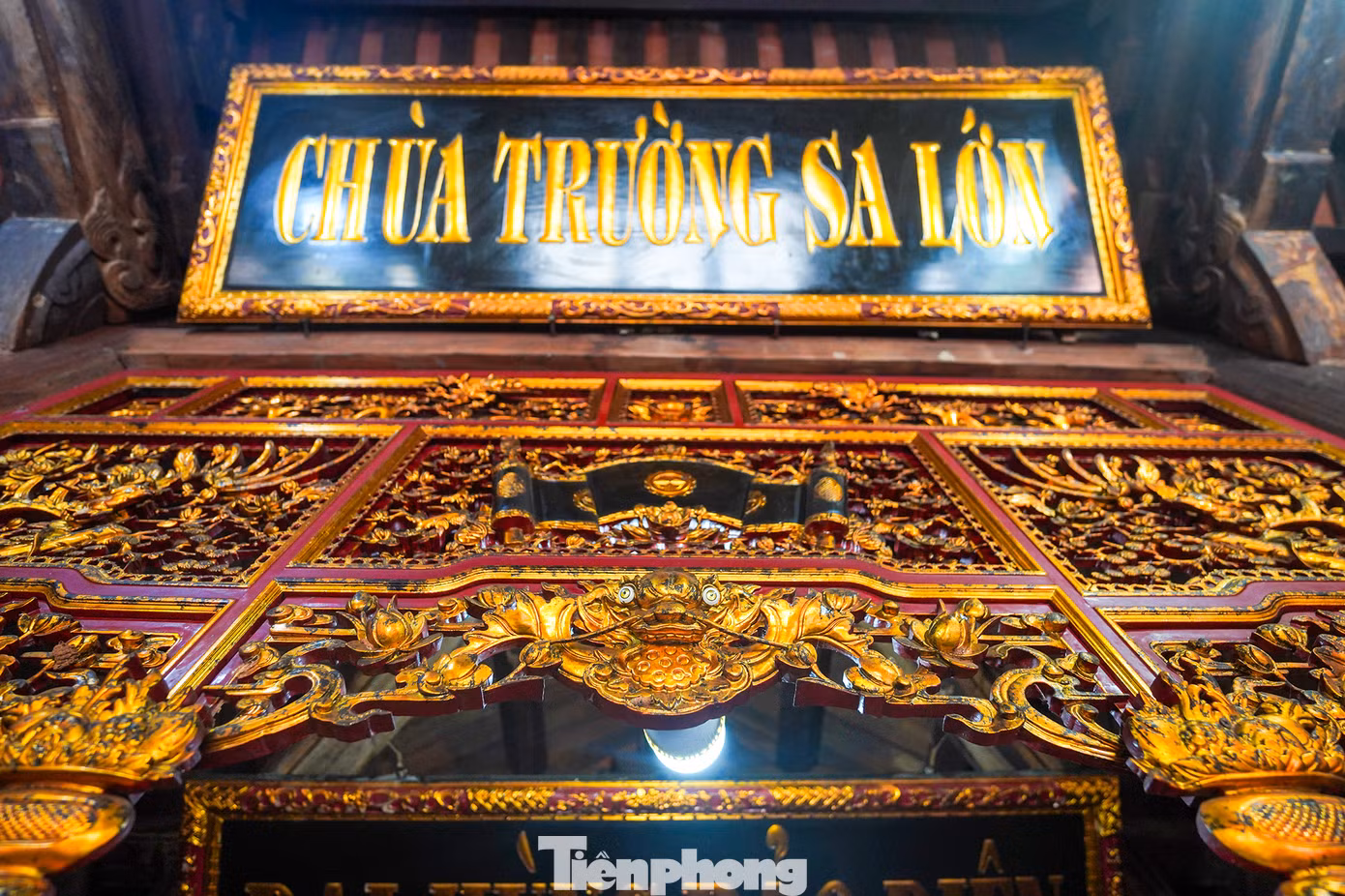 Các đoàn khách thăm đảo đều đến đây thắp nén hương thành tâm, tưởng nhớ công lao cha ông gìn giữ mảnh đất bao đời.