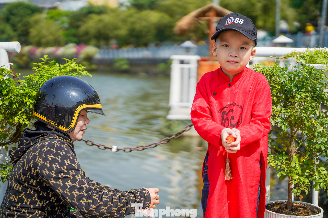 Mẹ của bé Phú (ngụ quận 3) thông qua việc phóng sinh muốn truyền cho em bài học về nghi lễ truyền thống, yêu thương động vật và bảo vệ môi trường. Mẹ của bé Phú (ngụ quận 3) thông qua việc phóng sinh muốn truyền cho em bài học về nghi lễ truyền thống, yêu thương động vật và bảo vệ môi trường.