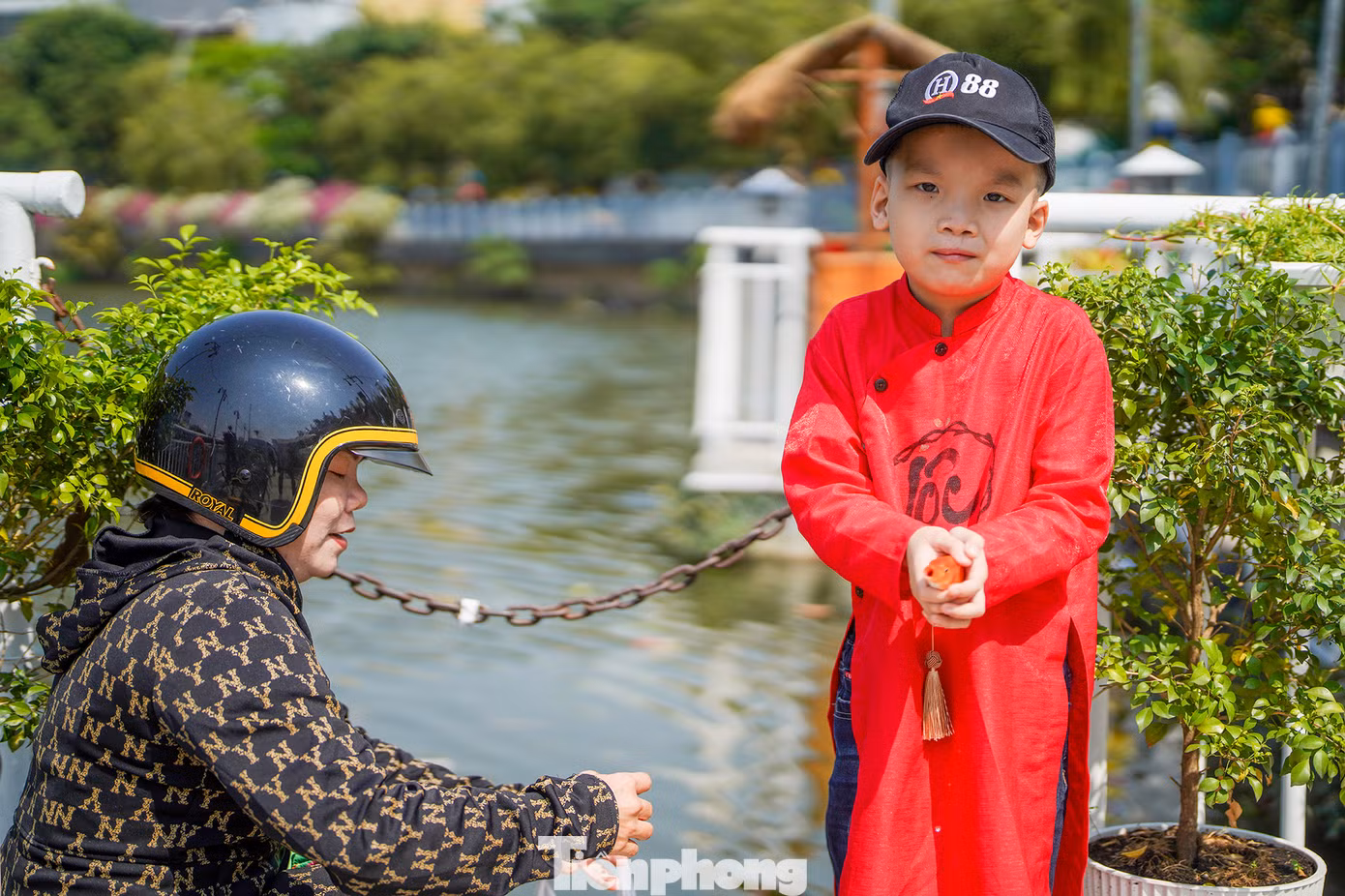 Mẹ của bé Phú (ngụ quận 3) thông qua việc phóng sinh muốn truyền cho em bài học về nghi lễ truyền thống, yêu thương động vật và bảo vệ môi trường.