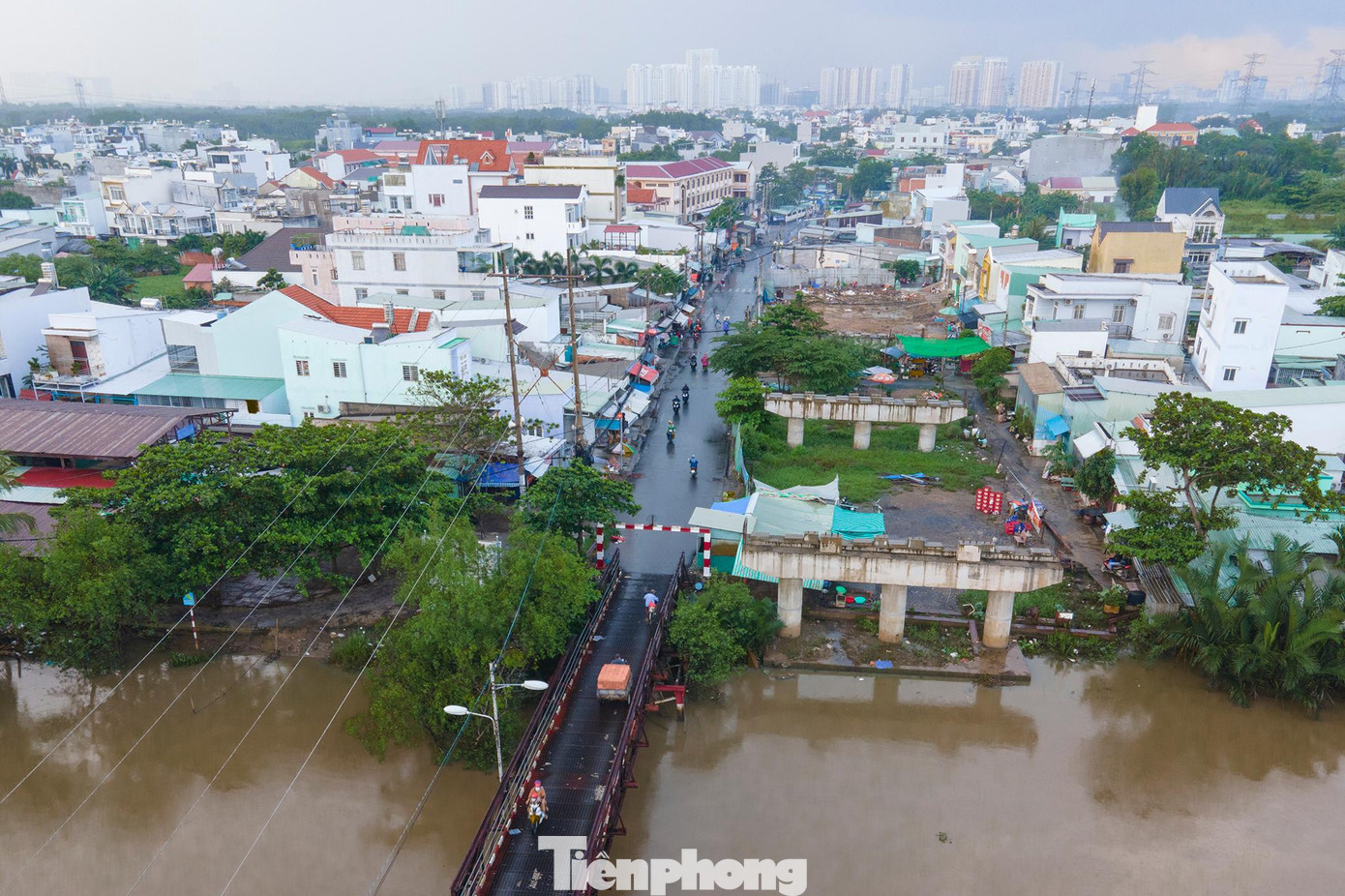 “Sáng kẹt, trưa kẹt, chiều kẹt. Chỉ cần không chú ý, ôtô từ hai hướng có chiếc vượt đèn đỏ là kẹt xe ngay lập tức. Học sinh ở đây đi học phải đi từ sáng sớm chứ trễ một cái là kẹt xe không đi học được”, ông Lê Văn Phong (66 tuổi, ngụ xã Phước Kiển) sống gần cầu Long Kiểng cho biết. Cũng theo ông Phong, với tiền sử bị sập một lần vào ngày 19/1/2018 do xe quá tải, người dân rất lo lắng mỗi khi dòng xe xếp hàng dài trên cầu. “Sáng kẹt, trưa kẹt, chiều kẹt. Chỉ cần không chú ý, ôtô từ hai hướng có chiếc vượt đèn đỏ là kẹt xe ngay lập tức. Học sinh ở đây đi học phải đi từ sáng sớm chứ trễ một cái là kẹt xe không đi học được”, ông Lê Văn Phong (66 tuổi, ngụ xã Phước Kiển) sống gần cầu Long Kiểng cho biết. Cũng theo ông Phong, với tiền sử bị sập một lần vào ngày 19/1/2018 do xe quá tải, người dân rất lo lắng mỗi khi dòng xe xếp hàng dài trên cầu.