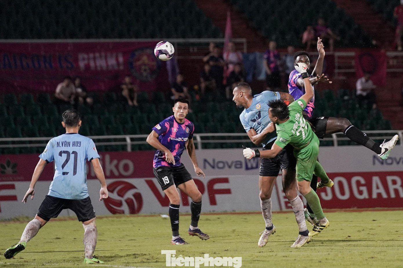 Với chiến thắng này, Sài Gòn FC vẫn xếp chót bảng với 10 điểm, chỉ kém 2 điểm so với đội xếp trên là CLB TPHCM.