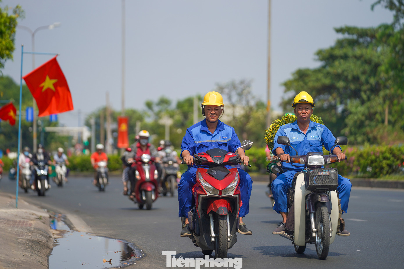 Hai công nhân điện lực về trước lúc giao thừa.