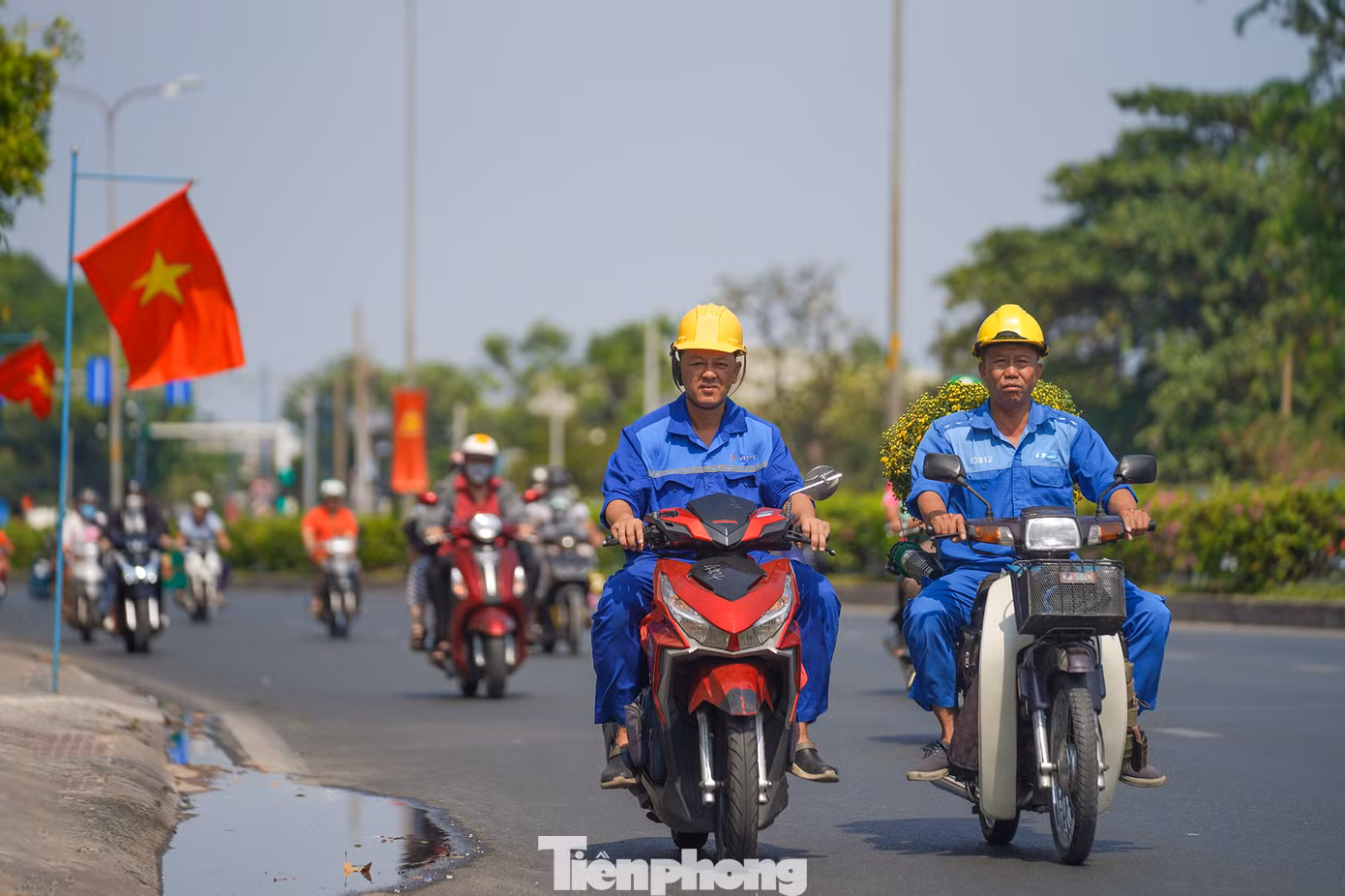 Hai công nhân điện lực về trước lúc giao thừa.