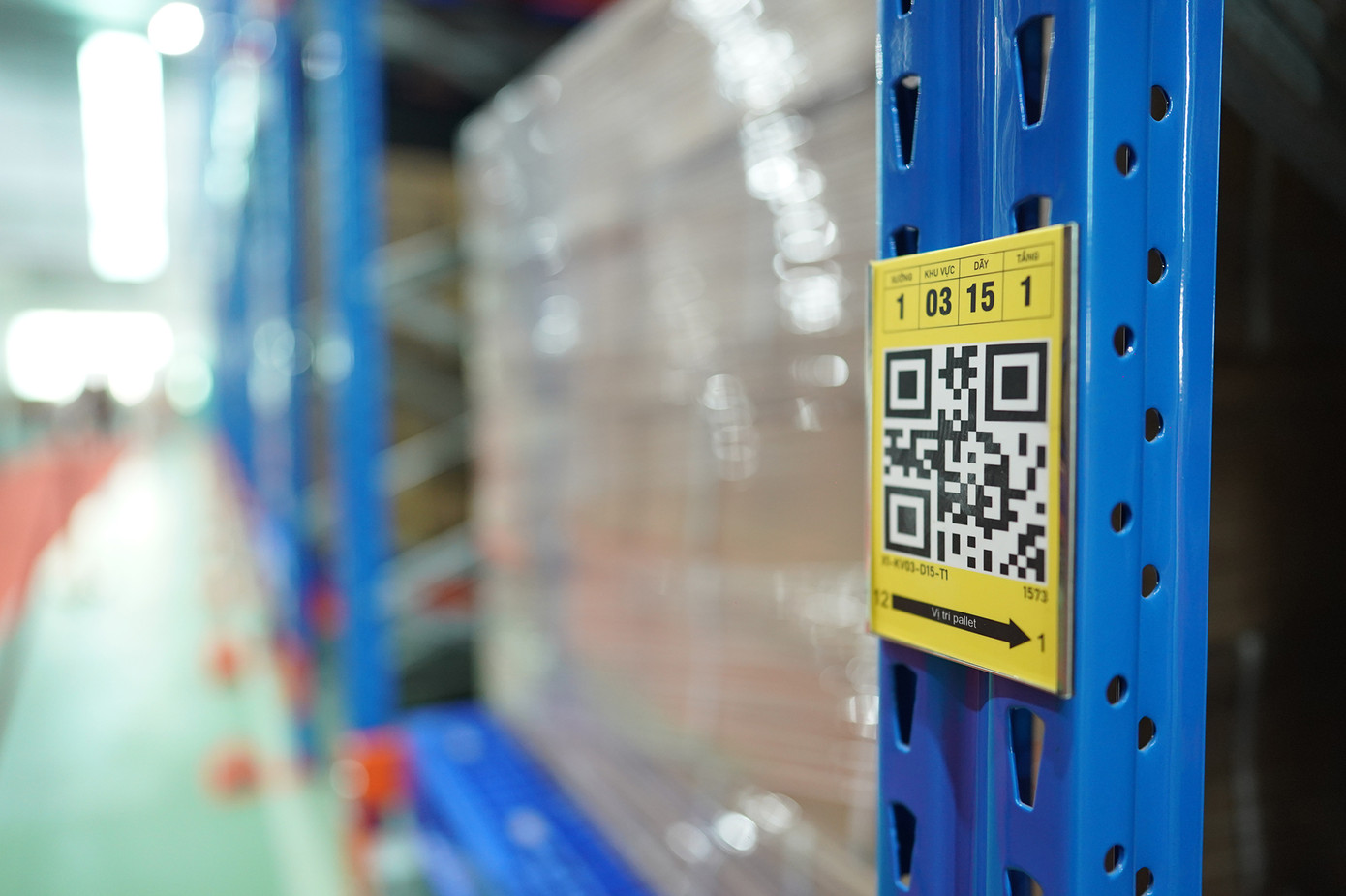 Các tầng Pallet được đánh dấu bằng mã QR giúp robot xe nâng xếp và nhận hàng cực chuẩn xác. Linde AI Robotics Hoạt động chính xác tuyệt đối giúp tránh mất mát hàng, tránh thất lạc hàng hóa. Giảm thiểu tối đa thời gian kiểm đếm hàng hóa cho nhà máy của bạn.