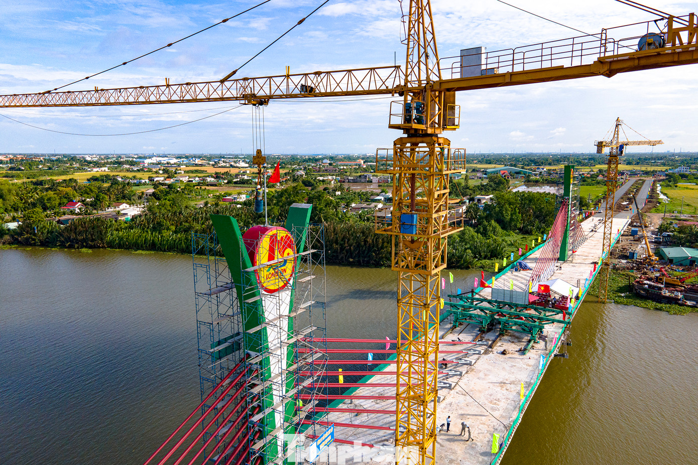 Với vai trò kết nối giao thương, cầu bắc qua sông Vàm Cỏ tây sẽ góp phần phát triển kinh tế-xã hội của khu vực, cải thiện và hình thành bộ mặt Đô thị thành phố Tân An văn minh, hiện đại; giảm bớt áp lực giao thông trên các tuyến Quốc lộ 1, tuyến tránh Quốc lộ 1 và trục đường Hùng Vương, giảm thiểu tai nạn giao thông. Dự án được hợp long sau hơn 20 tháng thi công, dự kiến sẽ thông xe kỹ thuật trong tháng 11/2023. Với vai trò kết nối giao thương, cầu bắc qua sông Vàm Cỏ tây sẽ góp phần phát triển kinh tế-xã hội của khu vực, cải thiện và hình thành bộ mặt Đô thị thành phố Tân An văn minh, hiện đại; giảm bớt áp lực giao thông trên các tuyến Quốc lộ 1, tuyến tránh Quốc lộ 1 và trục đường Hùng Vương, giảm thiểu tai nạn giao thông. Dự án được hợp long sau hơn 20 tháng thi công, dự kiến sẽ thông xe kỹ thuật trong tháng 11/2023.