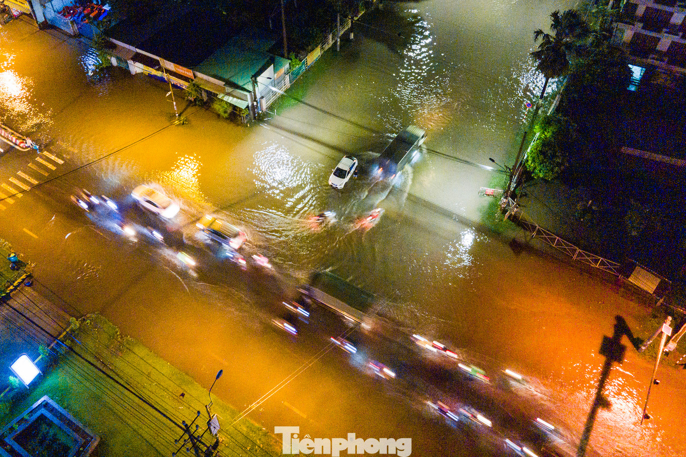 Hình ảnh ghi tại cổng ra vào KCN Vĩnh Lộc 2, huyện Bến Lức lúc 19h. Theo Trung tâm Dự báo Khí tượng Thủy văn Quốc gia, đêm qua (8/9), ở khu vực Nam Bộ có mưa rào và dông rải rác, cục bộ có mưa to. Lượng mưa tính từ 19h ngày 8/9 đến 3h ngày 9/9 có nơi trên 40mm như: Bù Nho (Bình Phước) 78.6mm, Vĩnh Hưng (Long An) 75.4mm,… Hình ảnh ghi tại cổng ra vào KCN Vĩnh Lộc 2, huyện Bến Lức lúc 19h. Theo Trung tâm Dự báo Khí tượng Thủy văn Quốc gia, đêm qua (8/9), ở khu vực Nam Bộ có mưa rào và dông rải rác, cục bộ có mưa to. Lượng mưa tính từ 19h ngày 8/9 đến 3h ngày 9/9 có nơi trên 40mm như: Bù Nho (Bình Phước) 78.6mm, Vĩnh Hưng (Long An) 75.4mm,…