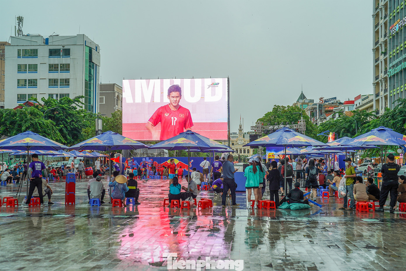 Chiều 16/5, TPHCM xuất hiện cơn mưa to nhưng vẫn có cổ động viên ra phố đi bộ Nguyễn Huệ cổ vũ bóng đá. Chiều 16/5, TPHCM xuất hiện cơn mưa to nhưng vẫn có cổ động viên ra phố đi bộ Nguyễn Huệ cổ vũ bóng đá.