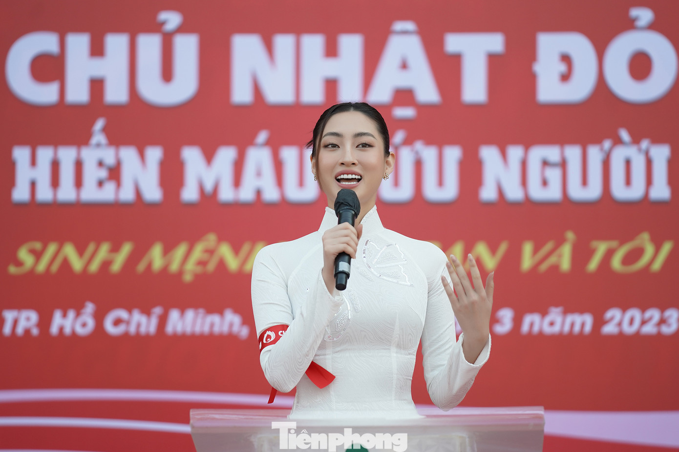 Chia sẻ tại chương trình, Hoa hậu Thế giới Việt Nam 2019 Lương Thùy Linh bày tỏ niềm xúc động khi lần đầu tiên tham gia chương trình Chủ nhật Đỏ. Đối với nàng hậu xứ Lạng, trọng trách và vai trò của cô sẽ là sử dụng sức ảnh hưởng và tuổi trẻ của mình để kết nối tất cả mọi người và cùng nhau tạo nên những giá trị lớn cho cộng đồng. “Linh tin rằng Chủ nhật Đỏ chính là dịp để chúng ta có thể đóng góp điều gì đó tốt đẹp giúp đỡ cộng đồng. Chủ nhật Đỏ cũng chính là ví dụ điển hình cho sự tồn tại rất có ích của chúng ta. Việc chúng ta đóng góp một phần công sức để giúp người khác sẽ tạo ra rất nhiều giá trị cho cộng đồng”, Hoa hậu Lương Thùy Linh bày tỏ.