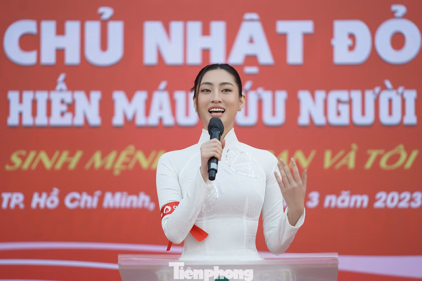 Chia sẻ tại chương trình, Hoa hậu Thế giới Việt Nam 2019 Lương Thùy Linh bày tỏ niềm xúc động khi lần đầu tiên tham gia chương trình Chủ nhật Đỏ. Đối với nàng hậu xứ Lạng, trọng trách và vai trò của cô sẽ là sử dụng sức ảnh hưởng và tuổi trẻ của mình để kết nối tất cả mọi người và cùng nhau tạo nên những giá trị lớn cho cộng đồng. “Linh tin rằng Chủ nhật Đỏ chính là dịp để chúng ta có thể đóng góp điều gì đó tốt đẹp giúp đỡ cộng đồng. Chủ nhật Đỏ cũng chính là ví dụ điển hình cho sự tồn tại rất có ích của chúng ta. Việc chúng ta đóng góp một phần công sức để giúp người khác sẽ tạo ra rất nhiều giá trị cho cộng đồng”, Hoa hậu Lương Thùy Linh bày tỏ.