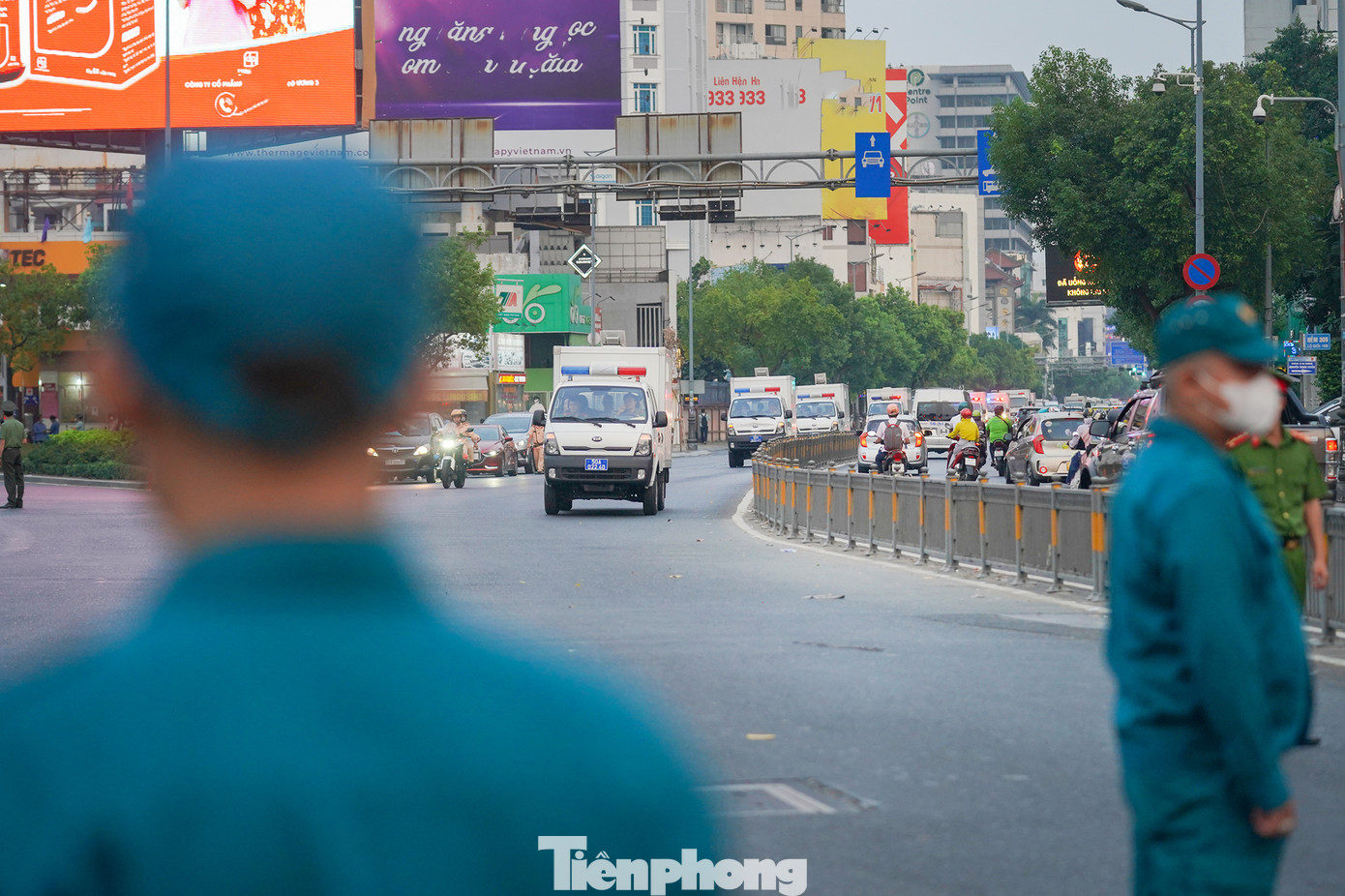 Cuối buổi xét xử, đoàn xe di chuyển qua mũi tàu sân vận động Quân khu 7, hướng về trại giam tại huyện Củ Chi. Bên cạnh lực lượng dẫn giải, lực lượng an ninh địa bàn đoàn xe đi qua cũng tham gia đảm bảo trật tự.