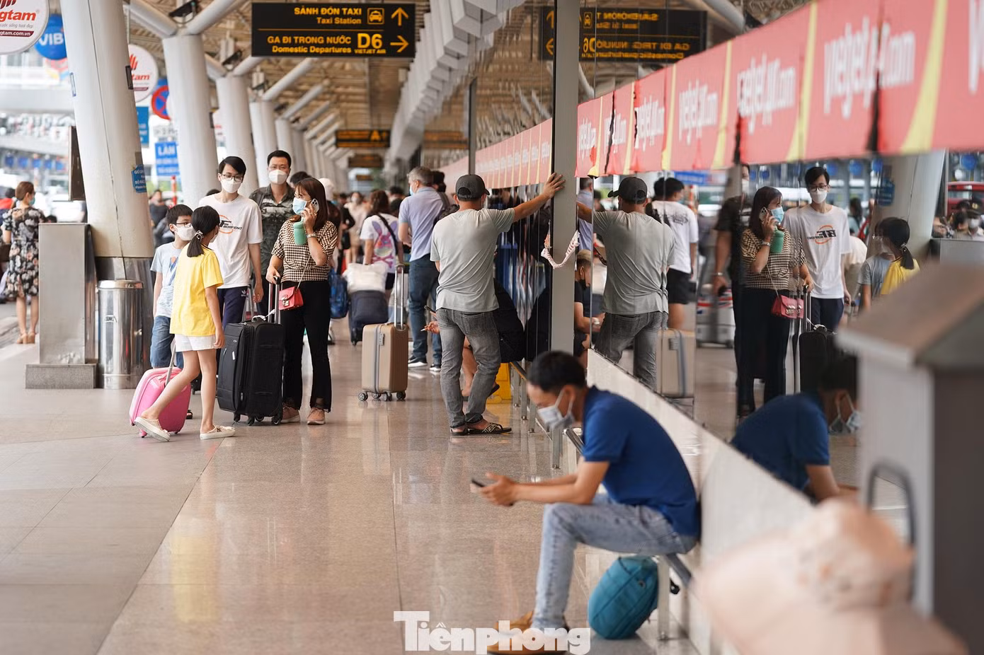 Thông tin từ sân bay Tân Sơn Nhất, số liệu khai thác dịp lễ Giỗ Tổ từ ngày 8 – 10/4 vừa qua cho thấy, sản lượng khách quốc tế đi/đến có tăng nhẹ so với những ngày trước đó. Cụ thể, khách quốc tế tăng khoảng 40% -50% (từ khoảng 3.000 lượt khách tăng lên 5.000 lượt khách/chặng); khách quốc nội tăng khoảng 9% - 12% (từ khoảng 32.000 đến 35.000 lượt khách, tăng lên 37.000 đến 39.000 lượt khách/chặng).