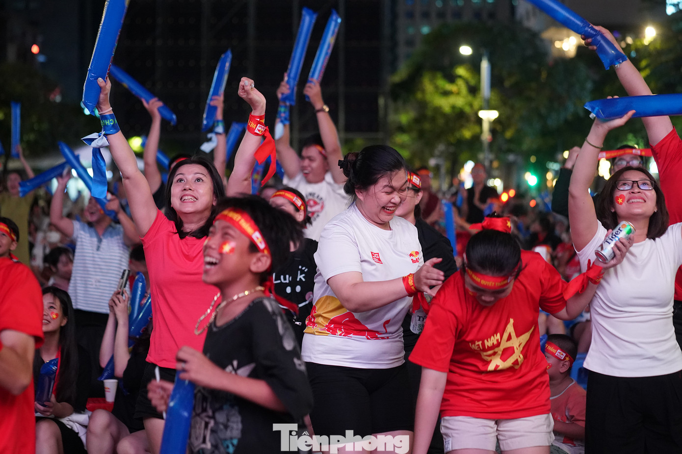 Phút thứ 12, từ đường chuyền vượt tuyến của đồng đội, Tuyết Dung thoát xuống đẩy bóng cho Huỳnh Như khi thủ môn Mya Mya Nyein băng lên không kịp. Đội trưởng Việt Nam dễ dàng đưa bóng vào lưới trống. Bàn thắng của Huỳnh Như làm nức lòng người hâm mộ có mặt trên phố đi bộ Nguyễn Huệ.