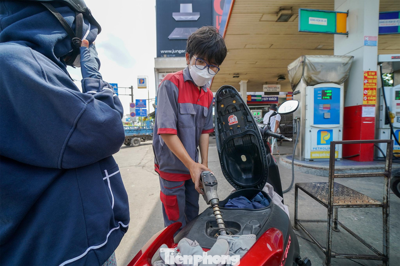 "Hôm nay được đổ thoải mái, không giới hạn. Xe bồn vừa châm thêm xăng, vẫn còn đang đỗ bên ngoài đó", nhân viên bán nói. "Hôm nay được đổ thoải mái, không giới hạn. Xe bồn vừa châm thêm xăng, vẫn còn đang đỗ bên ngoài đó", nhân viên bán nói.