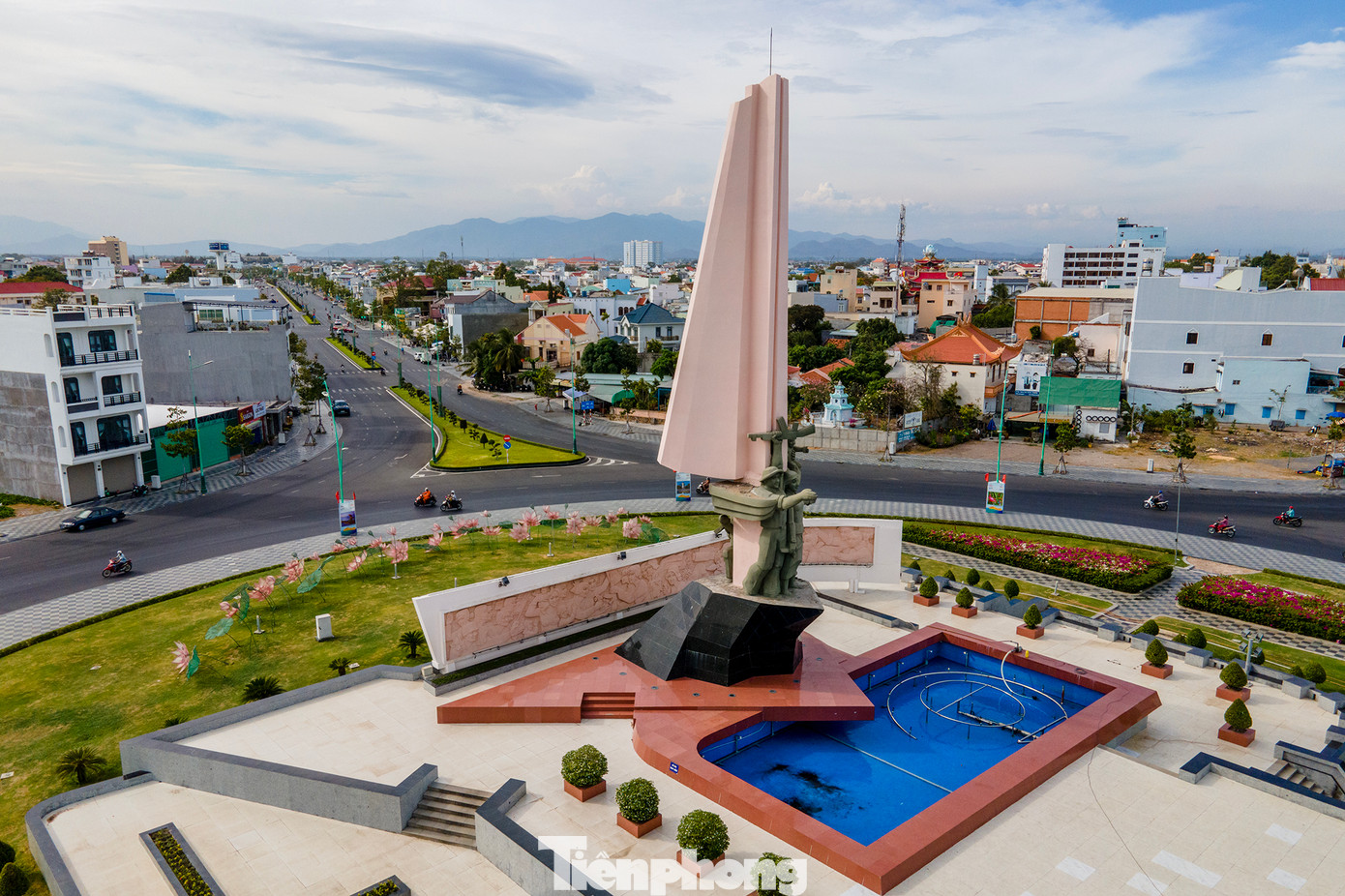 Đại lộ Lê Duẩn - góc nhìn từ vòng xoay Tượng đài Chiến thắng về hướng quốc lộ 1A. Vòng xoay bao quanh khu vực Tượng đài Chiến thắng có bán kính gần 50m.