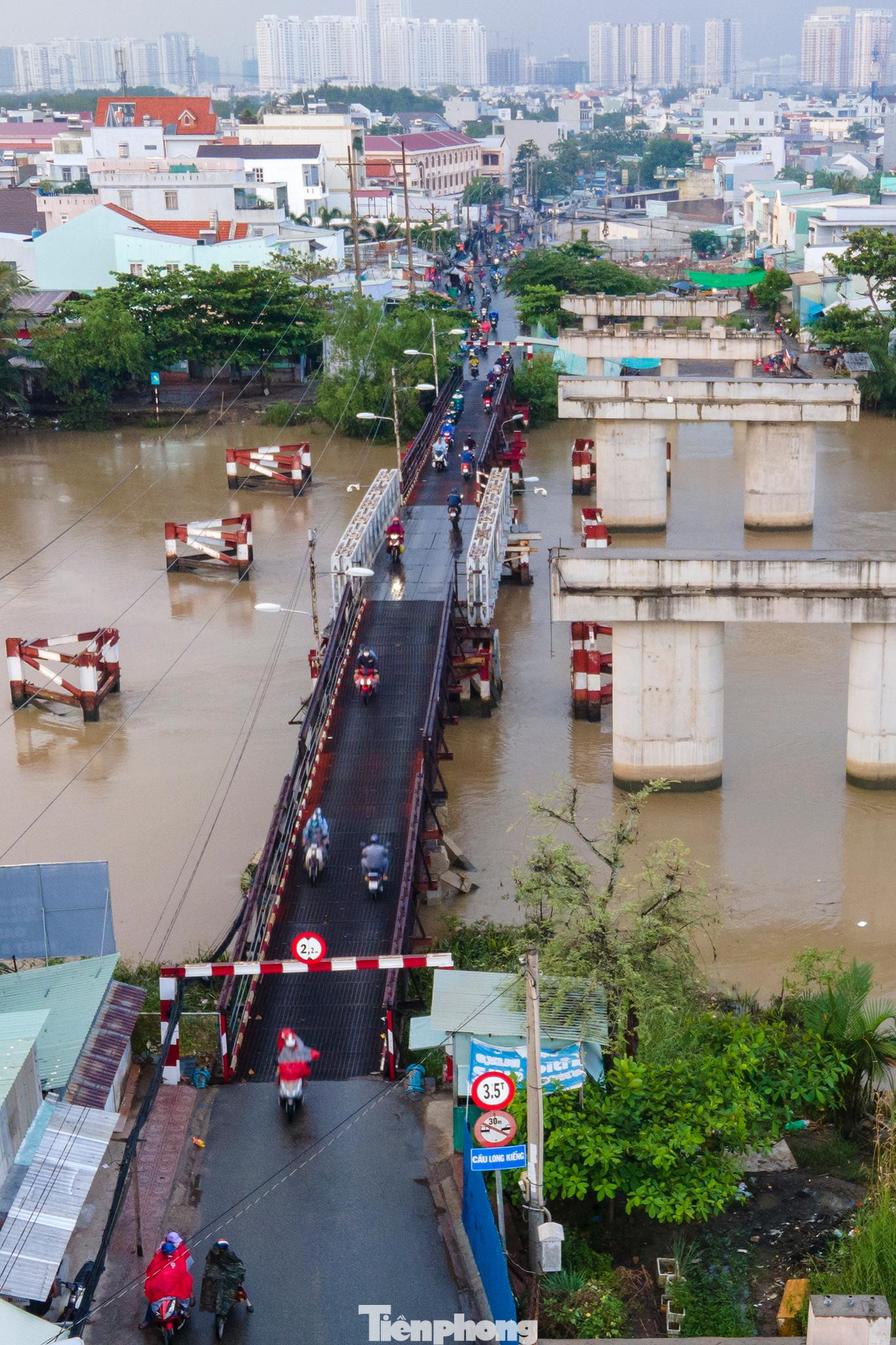 Cầu sắt Long Kiểng hiện nay đã xuống cấp nghiêm trọng. Tháng 1/2019, một nhịp cầu này đã bị sập khi xe ben trọng tải lớn chạy qua. Cầu sau đó đã được sửa chữa lại để đáp ứng tạm thời nhu cầu đi lại của người dân. Cầu sắt Long Kiểng hiện nay đã xuống cấp nghiêm trọng. Tháng 1/2019, một nhịp cầu này đã bị sập khi xe ben trọng tải lớn chạy qua. Cầu sau đó đã được sửa chữa lại để đáp ứng tạm thời nhu cầu đi lại của người dân.