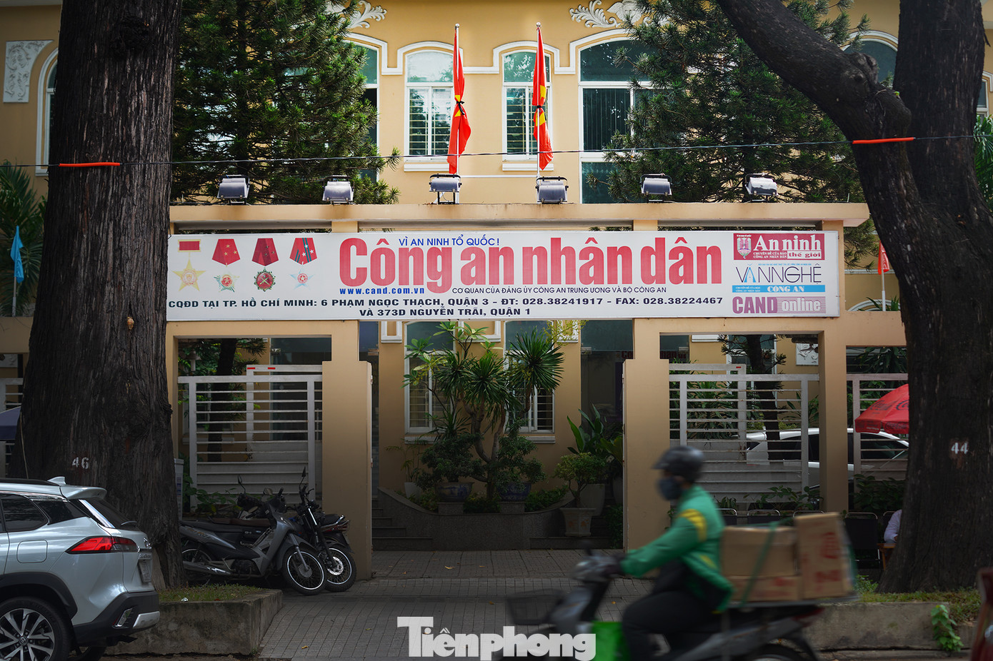 Trên trục đường Phạm Ngọc Thạch (quận 3, TPHCM), nhiều cơ quan đã treo cờ rủ, dừng các hoạt động vui chơi, họp mặt.