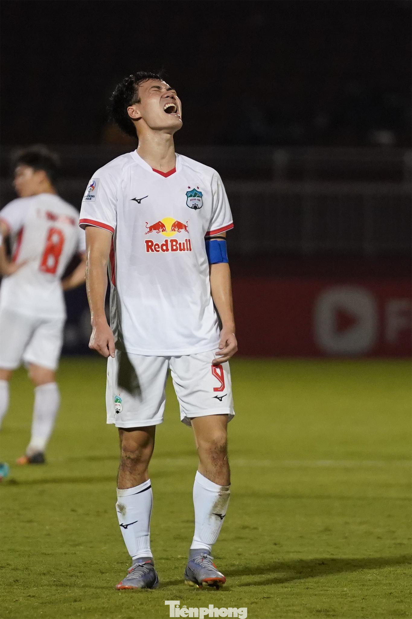 Văn Toàn gào lên trong thất vọng khi đội nhà bị thủng lưới phút bù giờ. Phút bù giờ, hàng phòng ngự HAGL chơi mất tập trung, để tiền đạo mới vào sân Seon-min ghi bàn thắng mở tỉ số 1-0. Đây cũng là tỉ số cuối cùng của trận đấu. Đội bóng phố Núi đã không giữ được một kết quả hòa đầy xứng đáng trước ĐKVĐ K-League. Văn Toàn gào lên trong thất vọng khi đội nhà bị thủng lưới phút bù giờ. Phút bù giờ, hàng phòng ngự HAGL chơi mất tập trung, để tiền đạo mới vào sân Seon-min ghi bàn thắng mở tỉ số 1-0. Đây cũng là tỉ số cuối cùng của trận đấu. Đội bóng phố Núi đã không giữ được một kết quả hòa đầy xứng đáng trước ĐKVĐ K-League.