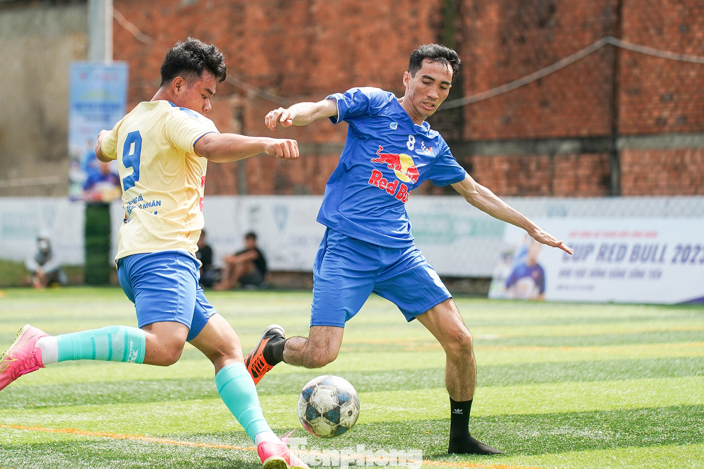 Ngọc Thức có kỹ thuật khá tốt nên gần như &quot;gánh team&quot;, chỉ huy cả đội thi đấu. Dễ nhận thấy phong cách thi đấu năng nổ, quyết liệt của anh công nhân khi tranh cướp bóng bay cả giày.