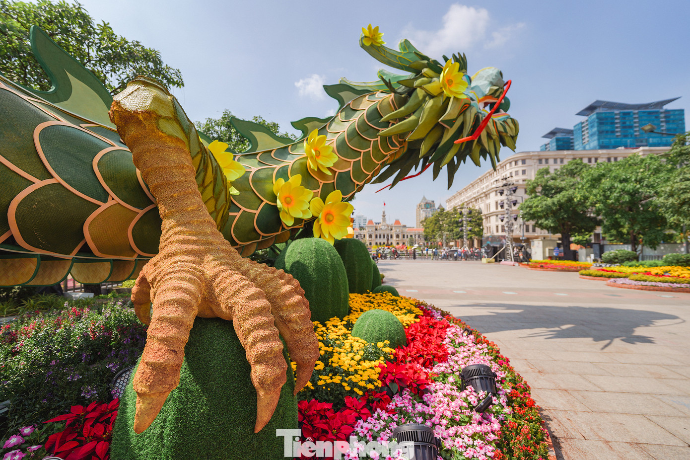 Linh vật rồng được tạo hình thân thiện với môi trường, khi hơn 90% chất liệu được sử dụng trong ốp tạo hình là mây tre và mành quạt nan. Miệng rồng ngậm viên ngọc đường kính 50cm được mô phỏng bằng mica đục, bên trong gắn đèn. Thân lưỡng long đan chéo vào nhau tạo mái trần trang trí đẹp mắt và thông thoáng cho phân đoạn một.