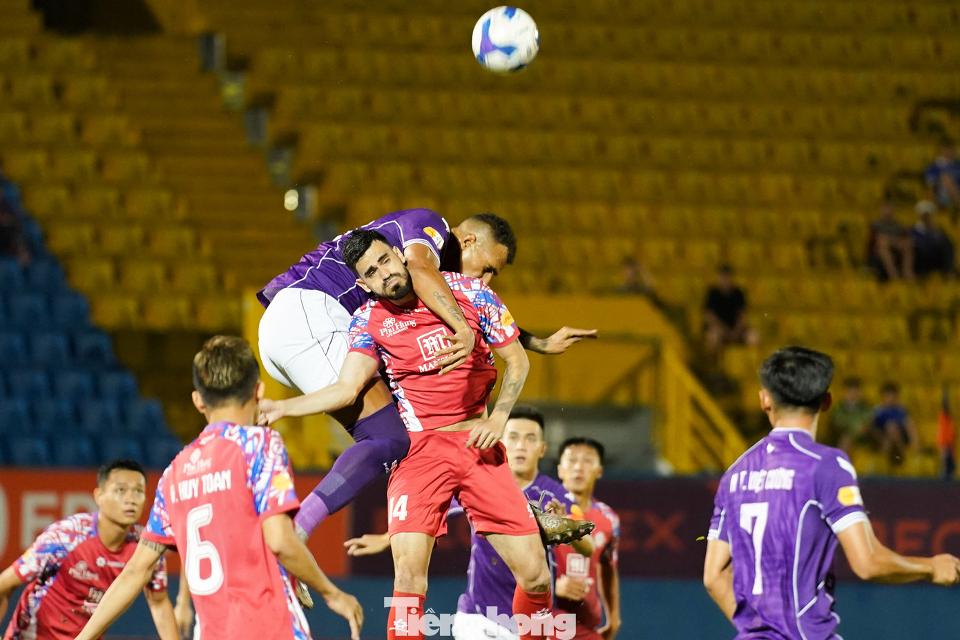 Về nửa sau hiệp 2, hàng công CLB TPHCM gần như bị lép vế trước hàng thủ B. Bình Dương.