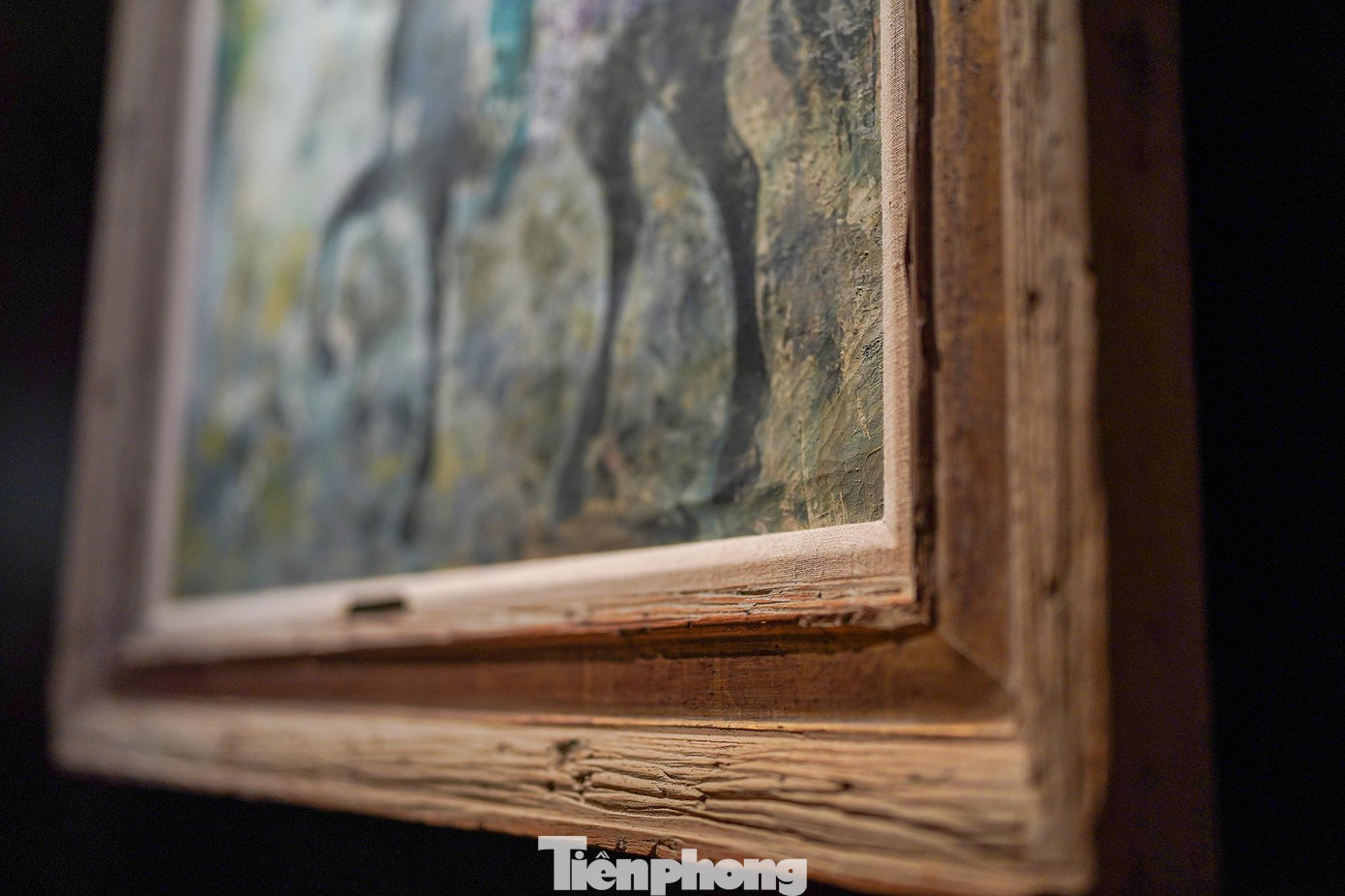 Phần khung tranh được giữ nguyên bản. Phần khung tranh được giữ nguyên bản.