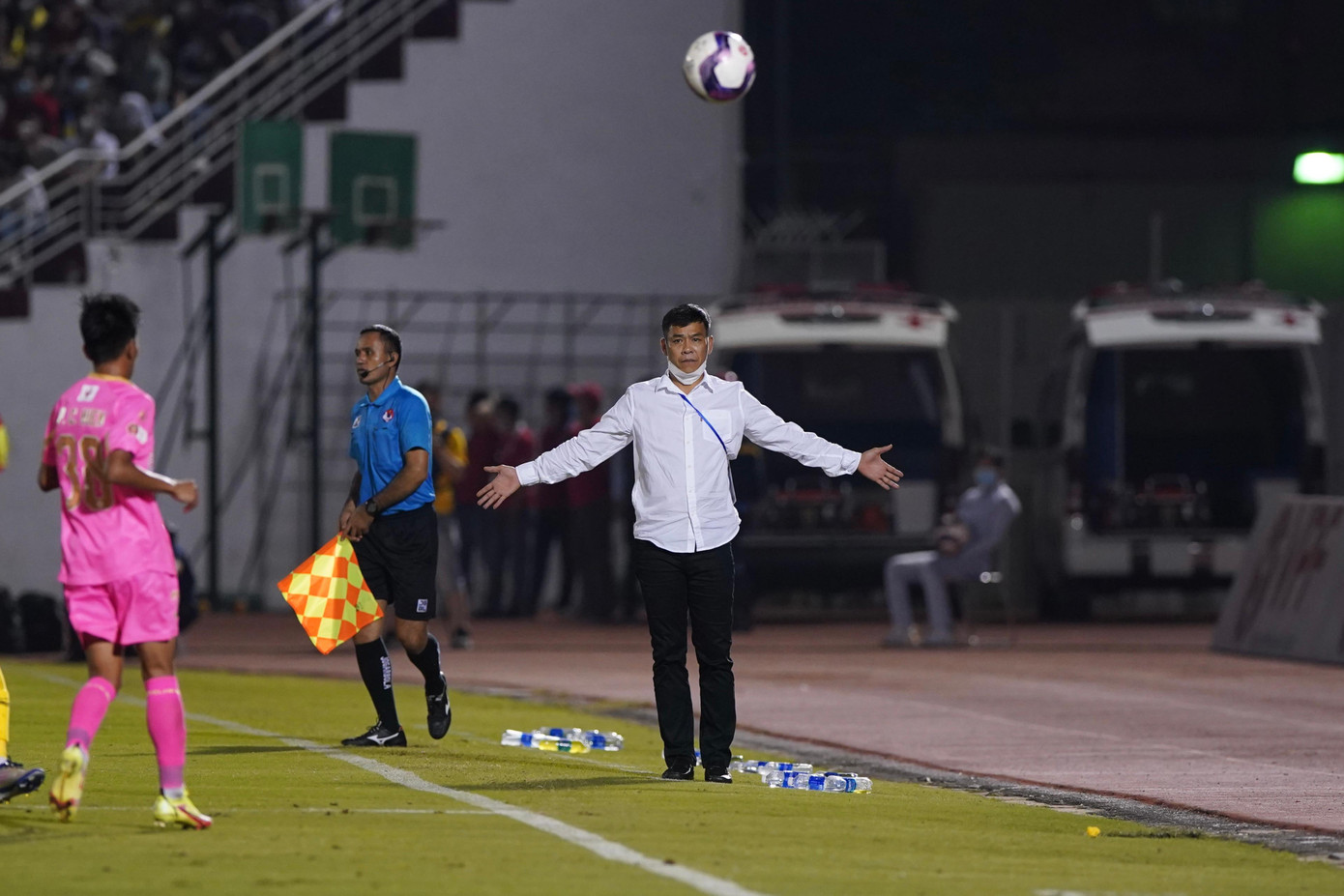 HLV Nguyễn Huy Hoàng cùng các học trò trở về với một điểm ở vòng 4 Night Wolf V-League. HLV Nguyễn Huy Hoàng cùng các học trò trở về với một điểm ở vòng 4 Night Wolf V-League.