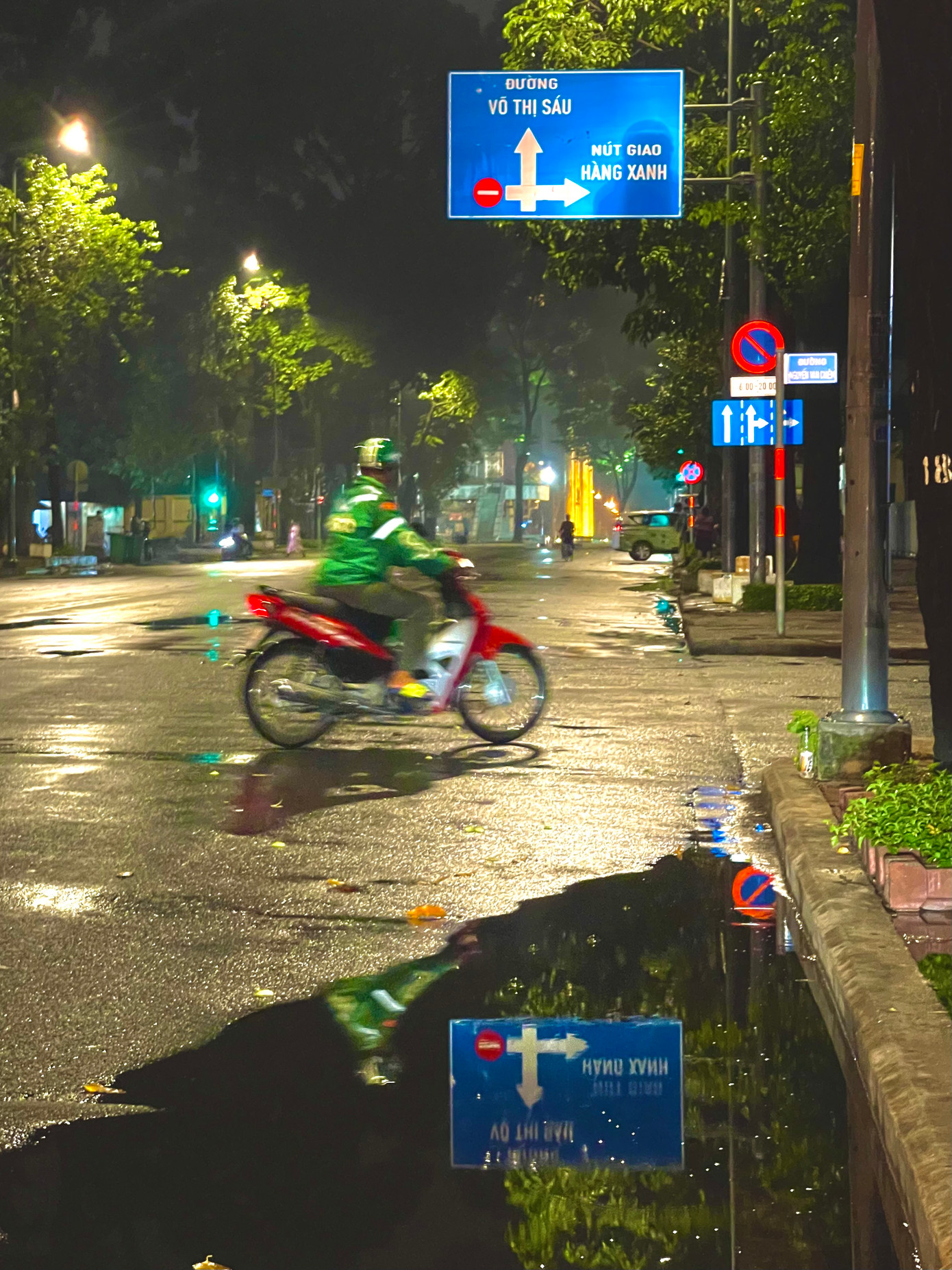 "Sáng chạy đưa khách sớm thấy nhiều người không chuẩn bị kịp áo mưa. Hôm nay,TPHCM có cơn mưa lại thêm cuối tuần nên đường phố vắng hơn", ông Lê Hoài Thanh, ở huyện Hóc Môn, chạy xe ôm công nghệ chia sẻ. "Sáng chạy đưa khách sớm thấy nhiều người không chuẩn bị kịp áo mưa. Hôm nay,TPHCM có cơn mưa lại thêm cuối tuần nên đường phố vắng hơn", ông Lê Hoài Thanh, ở huyện Hóc Môn, chạy xe ôm công nghệ chia sẻ.