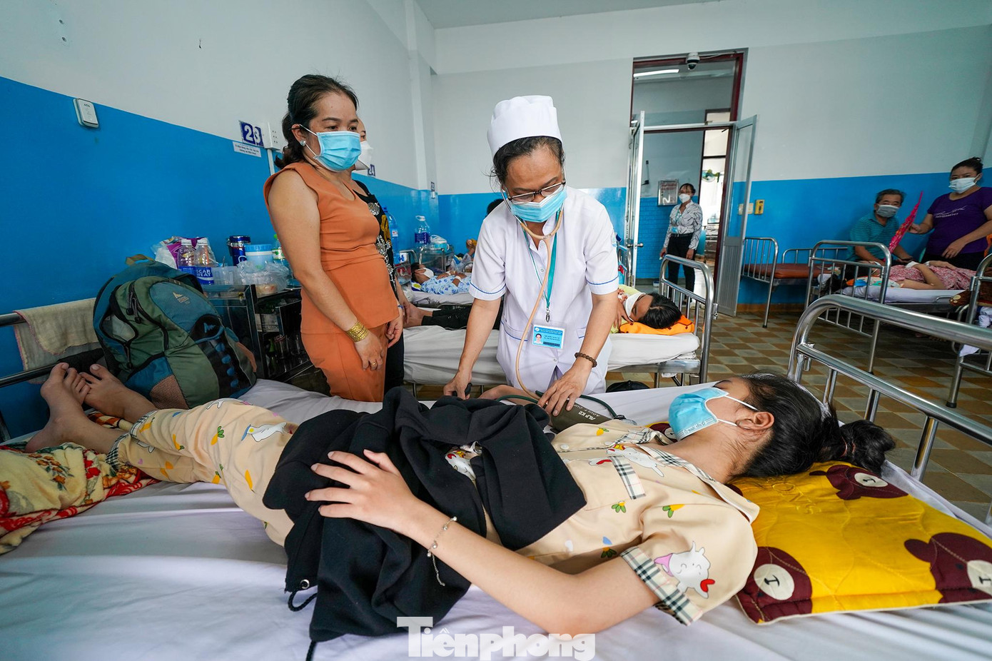 TS.BS Nguyễn Văn Vĩnh Châu, Phó giám đốc Sở Y tế TPHCM cho biết, từ đầu năm đến ngày 29/6/2022, số ca mắc tích luỹ tại khu vực phía Nam là 55.863 ca, so với cùng kỳ năm 2021 (25.759 ca) tăng 117%. Số tử vong tích luỹ do SXH (42 ca) so với cùng kỳ: năm 2021 (7 ca) tăng 6 lần, trong đó có 24/42 là trẻ từ 15 tuổi trở xuống. Phân bố ca mắc sốt xuất huyết theo tỉnh thành cho thấy TPHCM có số ca mắc, tử vong cao nhất trong số 20 tỉnh thành khu vực phía Nam. Tính đến ngày 29/6/2022, số ca mắc tích lũy tại thành phố là 20.952 ca, tăng 172,5% với cùng kỳ năm 2021 (7.688 ca).