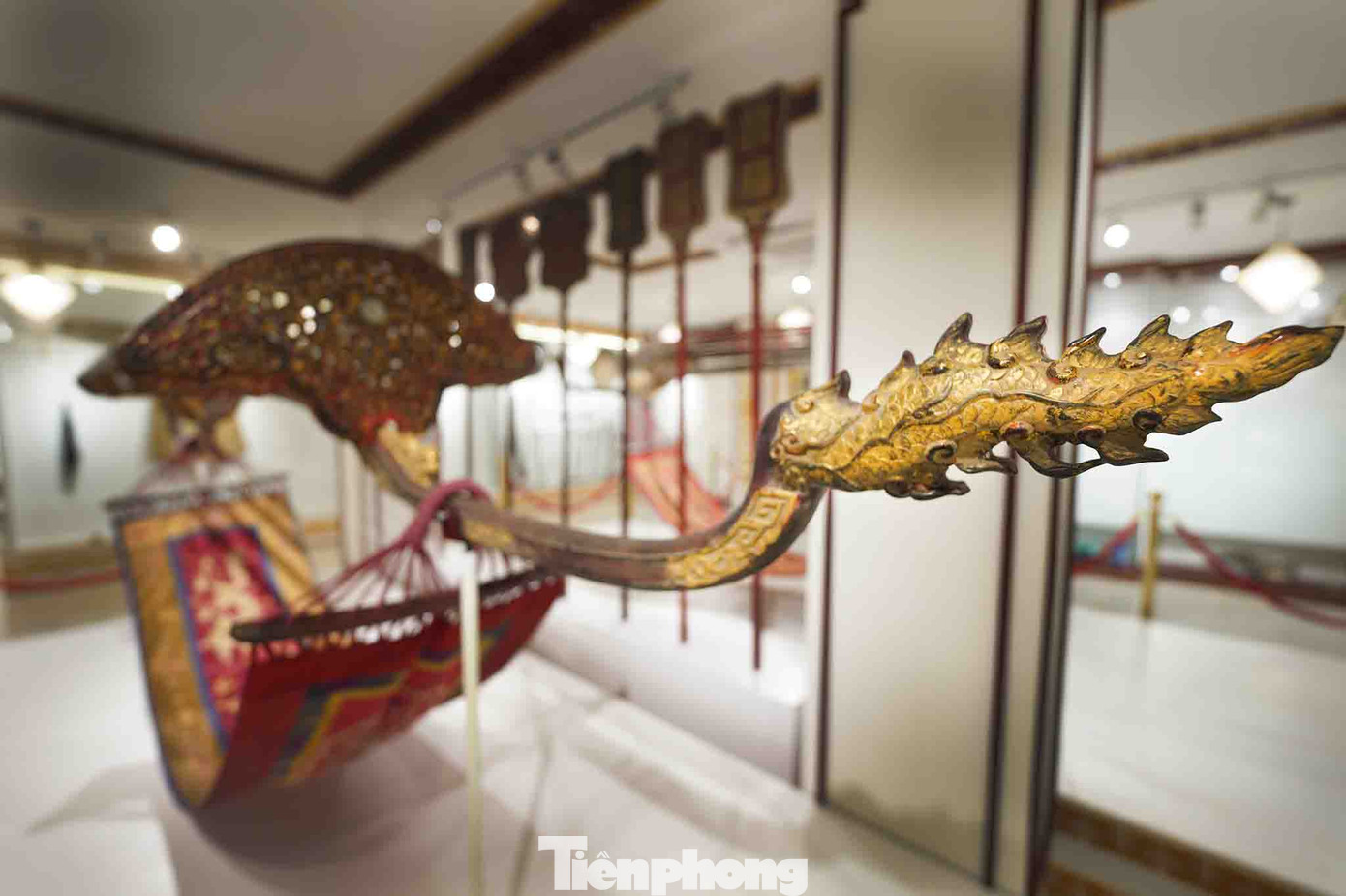 Đầu và đuôi rồng trên phần đòn dọc gánh võng của hoàng tử. Phần đòn dọc này dài 4.050 mm đã phai màu sơn son. Giữa hai chiếc võng trưng bày hàng nghi trượng. Khi hoàng gia và quan lại di chuyển, tùy theo vai vế, thân phận, chức vụ... mà số lượng nghi trượng được bố trí ứng với vị trí của nhân vật ngồi trên võng.