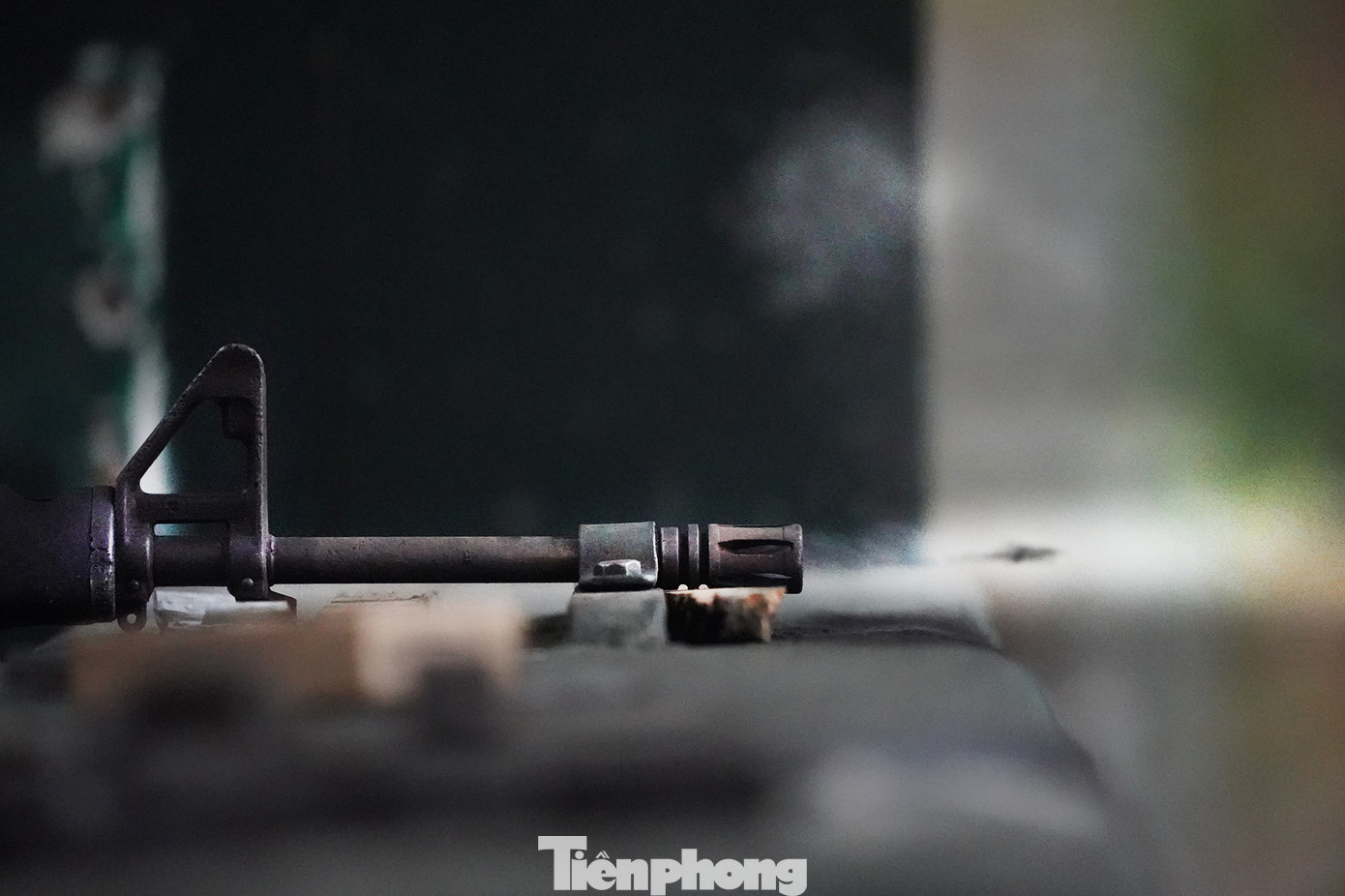 Nữ du khách đang trải nghiệm súng trường tấn công M16. Mỗi viên đạn của các loại súng đều đồng giá 60.000 đồng/viên. Súng được khoá vào bệ, chỉ được bắn từng phát một. Người bắn sẽ được cung cấp chụp tai cách âm bảo vệ màng nhĩ.