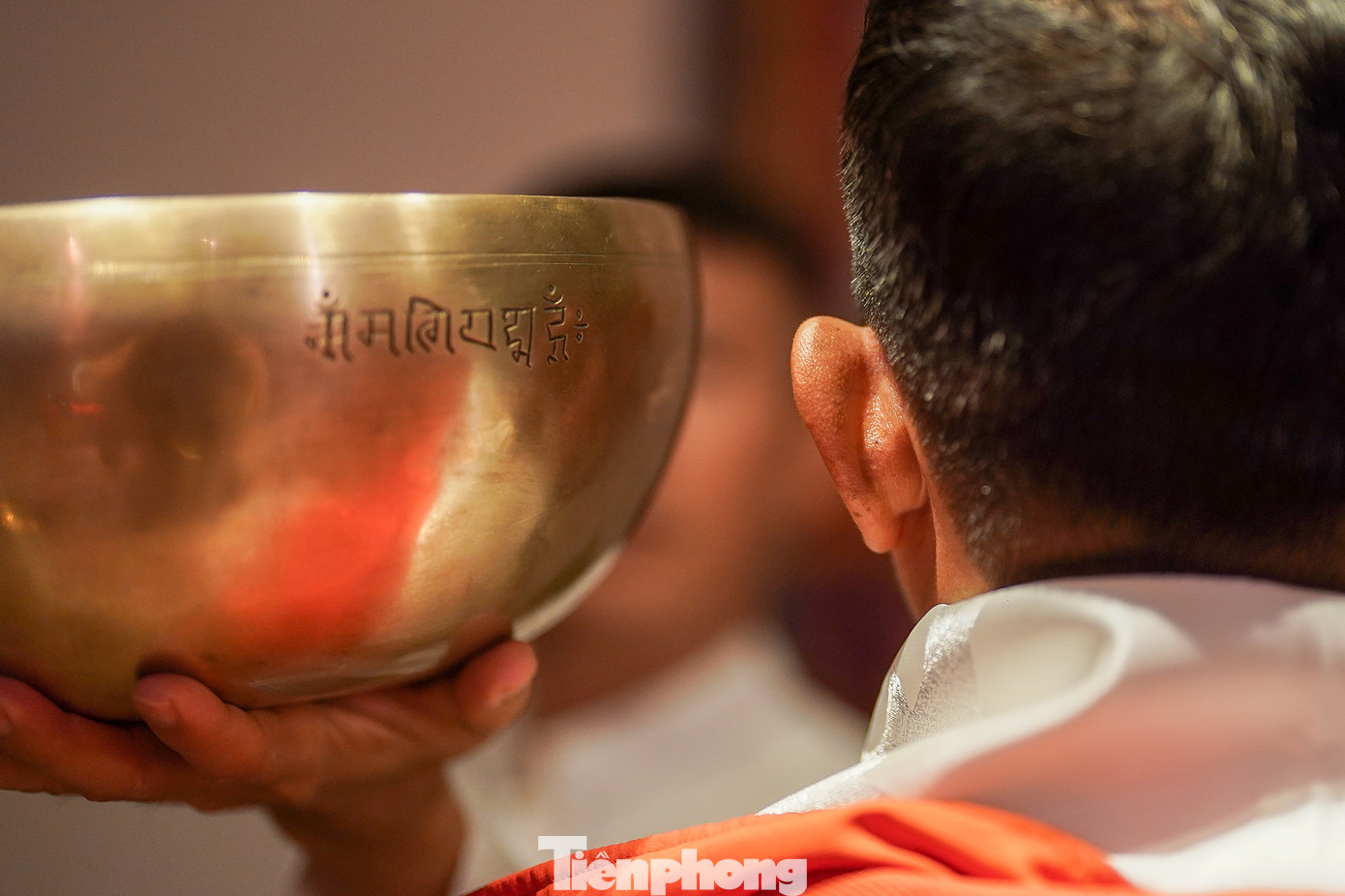 "Tôi tìm đến đây để có thể thư giãn, cân bằng tâm trí. Biết đến phương pháp chữa lành bằng âm thanh của tiếng chuông, tôi bị thu hút và bắt đầu tìm hiểu chuyên sâu về bộ môn này. Sau những áp lực của cuộc sống, tôi đến đây để thanh lọc cơ thể, tống các trượt khí trong cơ thể ra bên ngoài... Sau khi tắm âm thanh, tôi cảm thấy mình nhẹ nhàng hơn từ cơ thể đến suy nghĩ", anh Lý Vĩ Thuận (ngụ quận 5) cảm nhận.