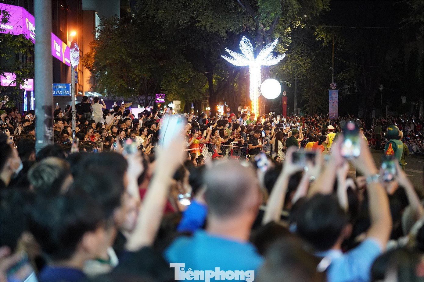 Những cánh tay vẫy cờ không ngớt, những nụ cười rạng rỡ, những tiếng reo hò bất tận như tiếp thêm sức mạnh cho các chiến sĩ tham gia diễu binh.