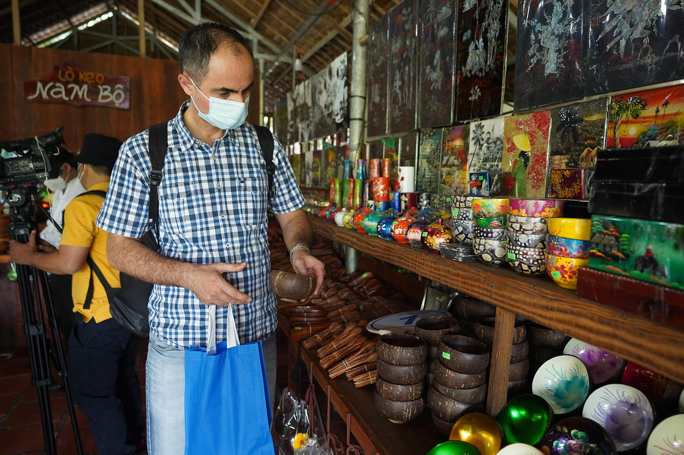 Những sản phẩm thủ công mỹ nghệ làm từ dừa khá thu hút với những vị khách quốc tế.