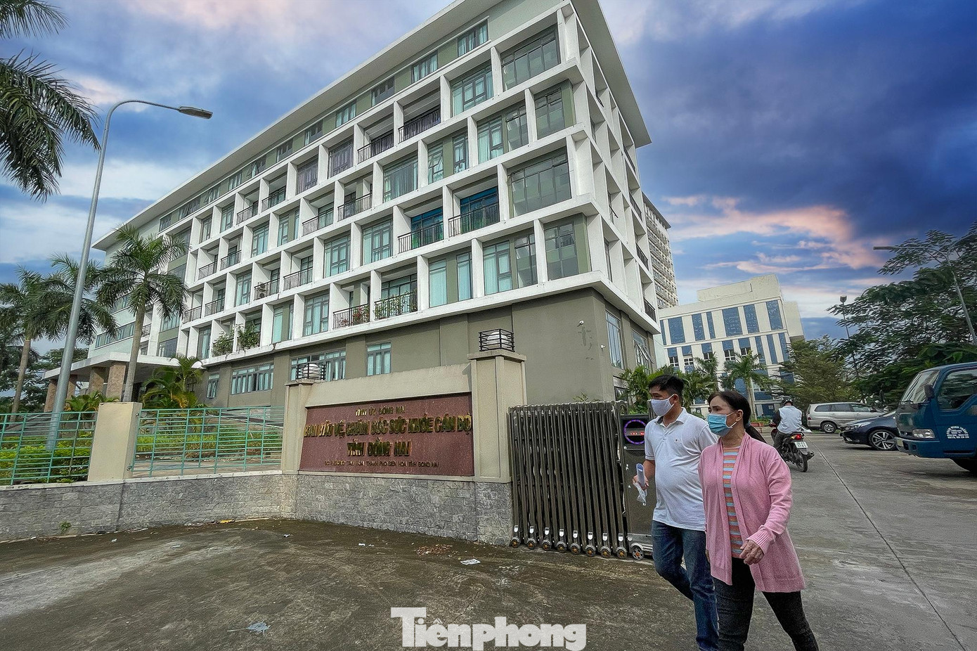 Trong quá trình lập hồ sơ điều chỉnh Dự án, hồ sơ đấu thầu 12 gói thầu mua sắm trang thiết bị y tế thuộc Dự án trong giai đoạn từ năm 2013 đến năm 2015, các cán bộ thuộc: Chủ đầu tư, Công ty Cổ phần Tiến bộ Quốc tế AIC; Đơn vị tư vấn lập dự án, lập hồ sơ mời thầu, chấm thầu; Đơn vị Thẩm định giá đã thông đồng, nâng khống giá trị trang thiết bị trong điều chỉnh tổng mức đầu tư và giá gói thầu, thông thầu, gian lận trong đấu thầu, vi phạm nghiêm trọng Luật Đấu thầu để Công ty cổ phần Tiến bộ Quốc tế AIC trúng thầu 12 gói thầu với tổng giá trị 476,87 tỷ đồng, gây thiệt hại tài sản Nhà nước, bước đầu xác định là 152 tỷ đồng.