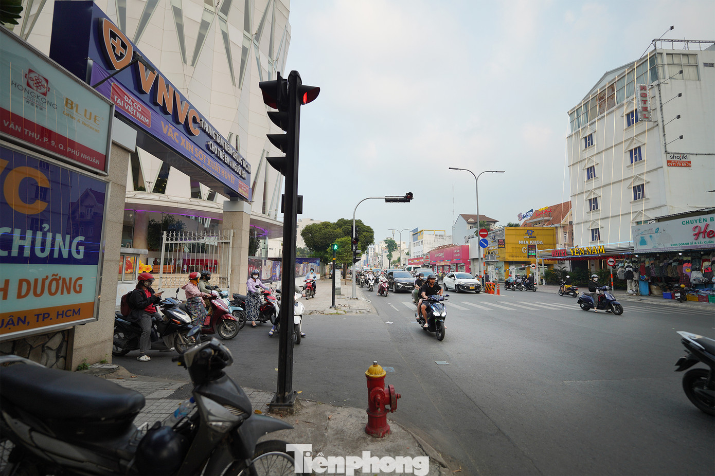 Ghi nhận của PV sáng 7/1 trên đường Hoàng Văn Thụ (quận Phú Nhuận), trong khi rất nhiều người chấp hành nghiêm...