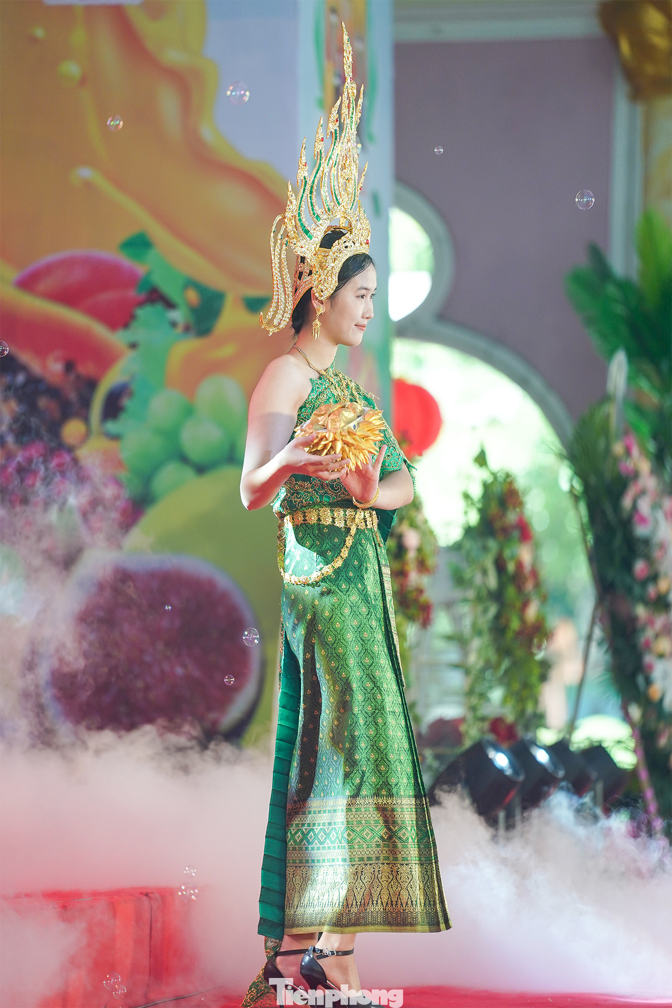 Đinh Thị Minh Thư với trang phục truyền thống của Thái Lan. Bộ trang phục này có tên Chakkri. Đinh Thị Minh Thư với trang phục truyền thống của Thái Lan. Bộ trang phục này có tên Chakkri.