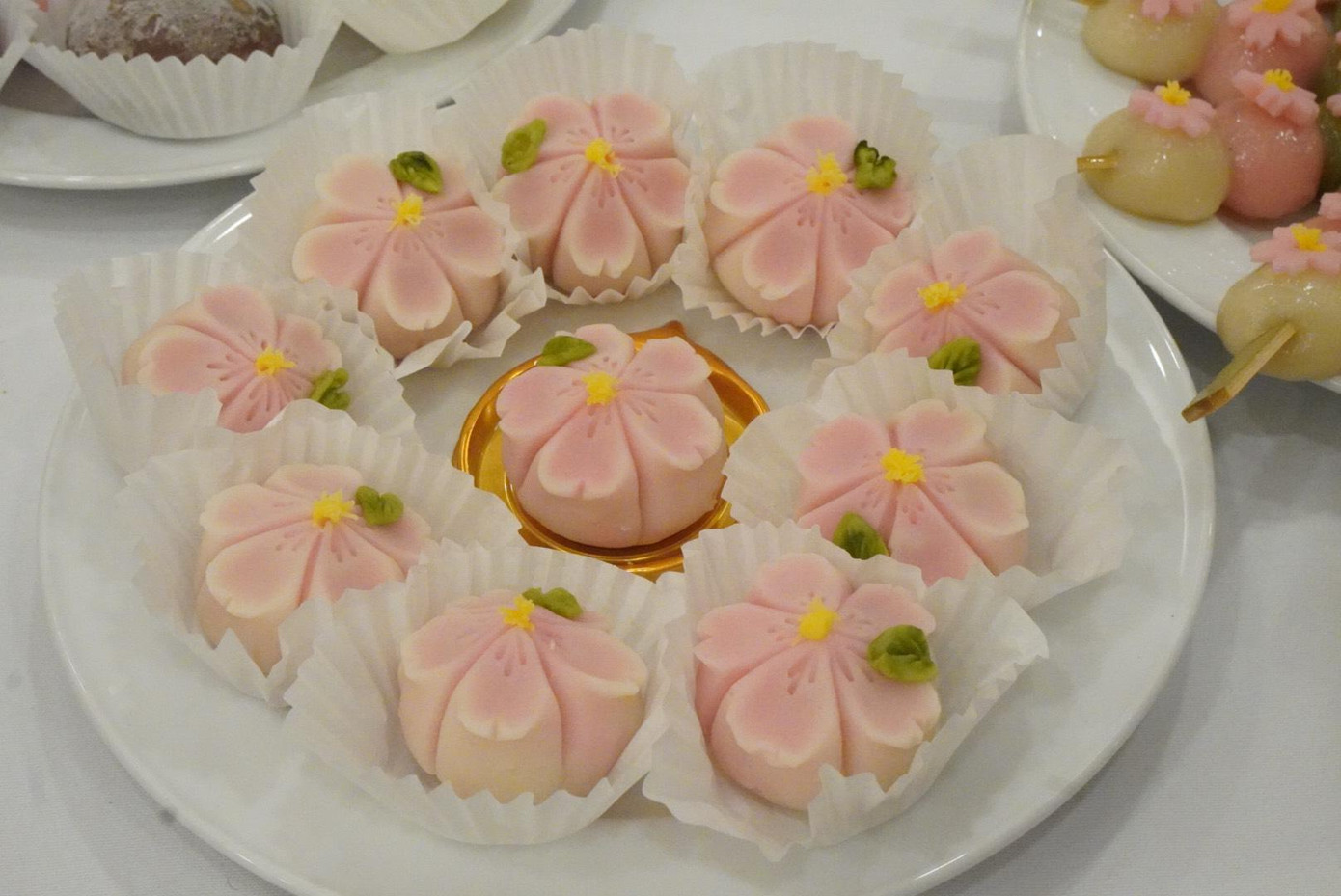 Sắc sảo bánh hoa mai.