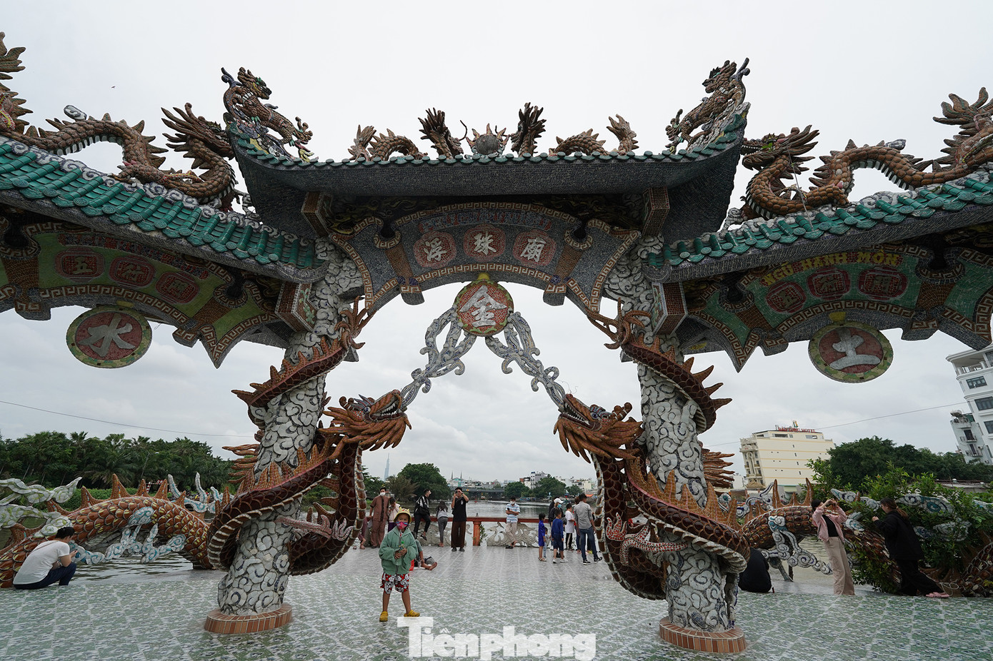 Hoạ tiết sành sứ gần như phủ kín các công trình trong khuôn viên ngôi miếu. Miếu có diện tích khoảng 550 mét vuông và được xây gần như bao trùm trên một cồn đất nhỏ hình bàn chân có diện tích khoảng 2500 mét vuông nổi giữa sông Vàm Thuật. Dưới chân cồn đất có nhiều đá xanh lồi xung quanh. Do địa hình khá đặc biệt nên còn có tên gọi dân gian là miếu Nổi. Khách muốn sang Miếu Nổi phải đi bằng đò. Ngồi trên thuyền bạn có thể ngắm nhìn cảnh đẹp ở Miếu nổi TPHCM rất nên thơ.