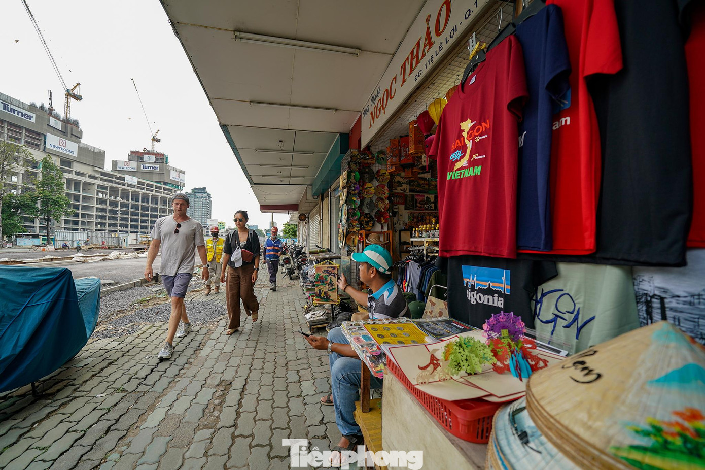 Khách quốc tế thưa thớt, chỉ đi dạo phố, ít vào mua hàng ở khu vực trung tâm.