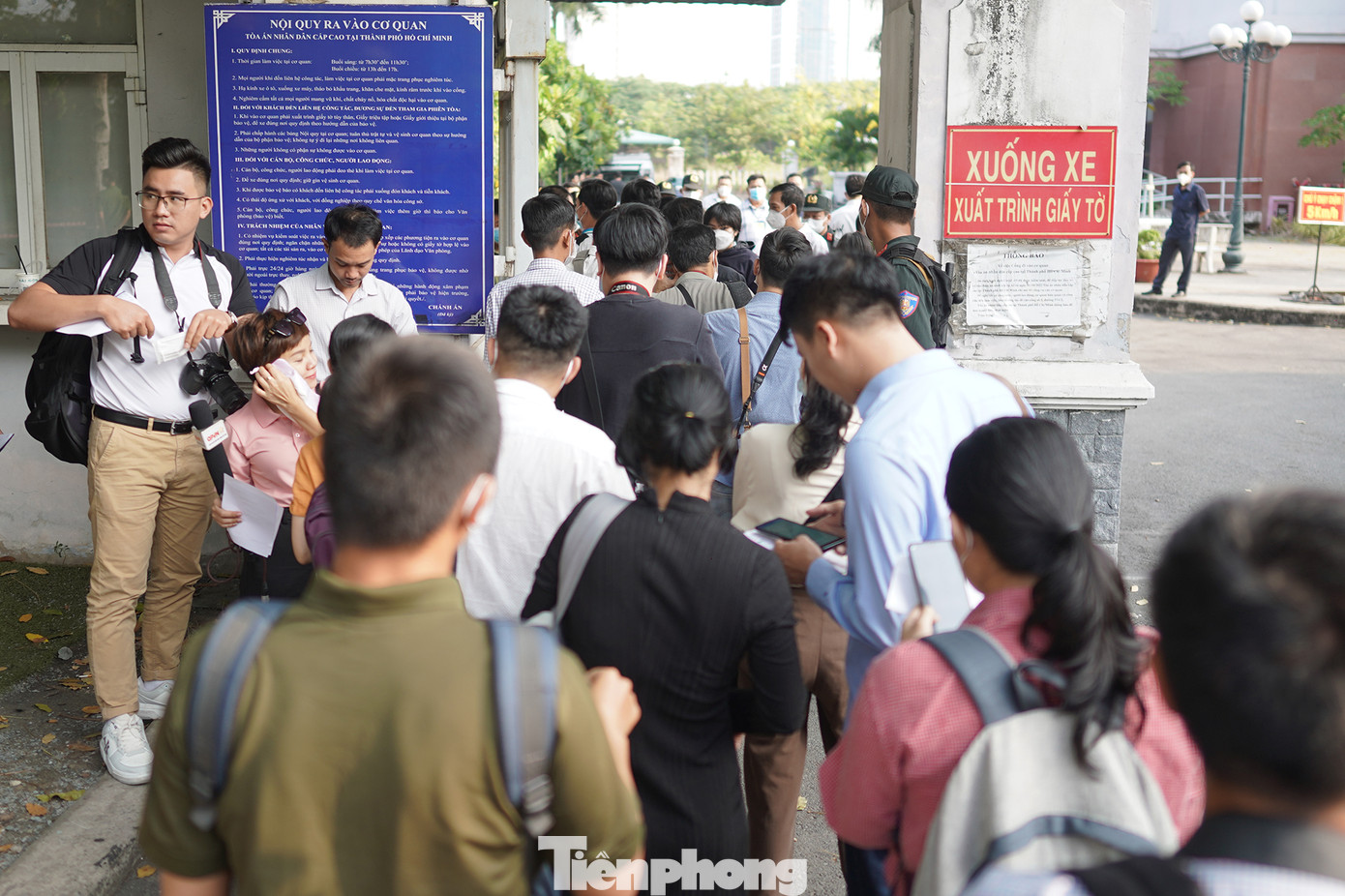 Từ sáng sớm, phóng viên và những người liên quan bé gái bị ‘dì ghẻ’ Nguyễn Võ Quỳnh Trang bạo hành có mặt để làm thủ tục vào tham dự phiên toà. Từ sáng sớm, phóng viên và những người liên quan bé gái bị ‘dì ghẻ’ Nguyễn Võ Quỳnh Trang bạo hành có mặt để làm thủ tục vào tham dự phiên toà.